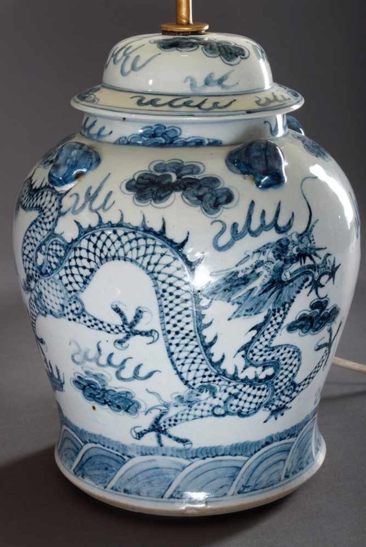 Pair of Chinese porcelain lamps with blue painting decoration "Cloud dragon with ball", h. 52cm, - Bild 3 aus 7