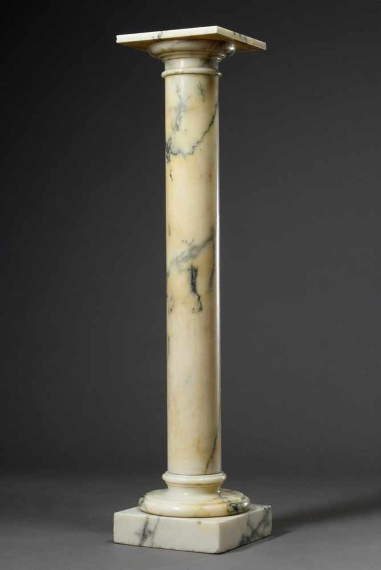 Plain white marble column with black veining, h. 111,5cm, scratch marks, slightly bumpedSchlichte,