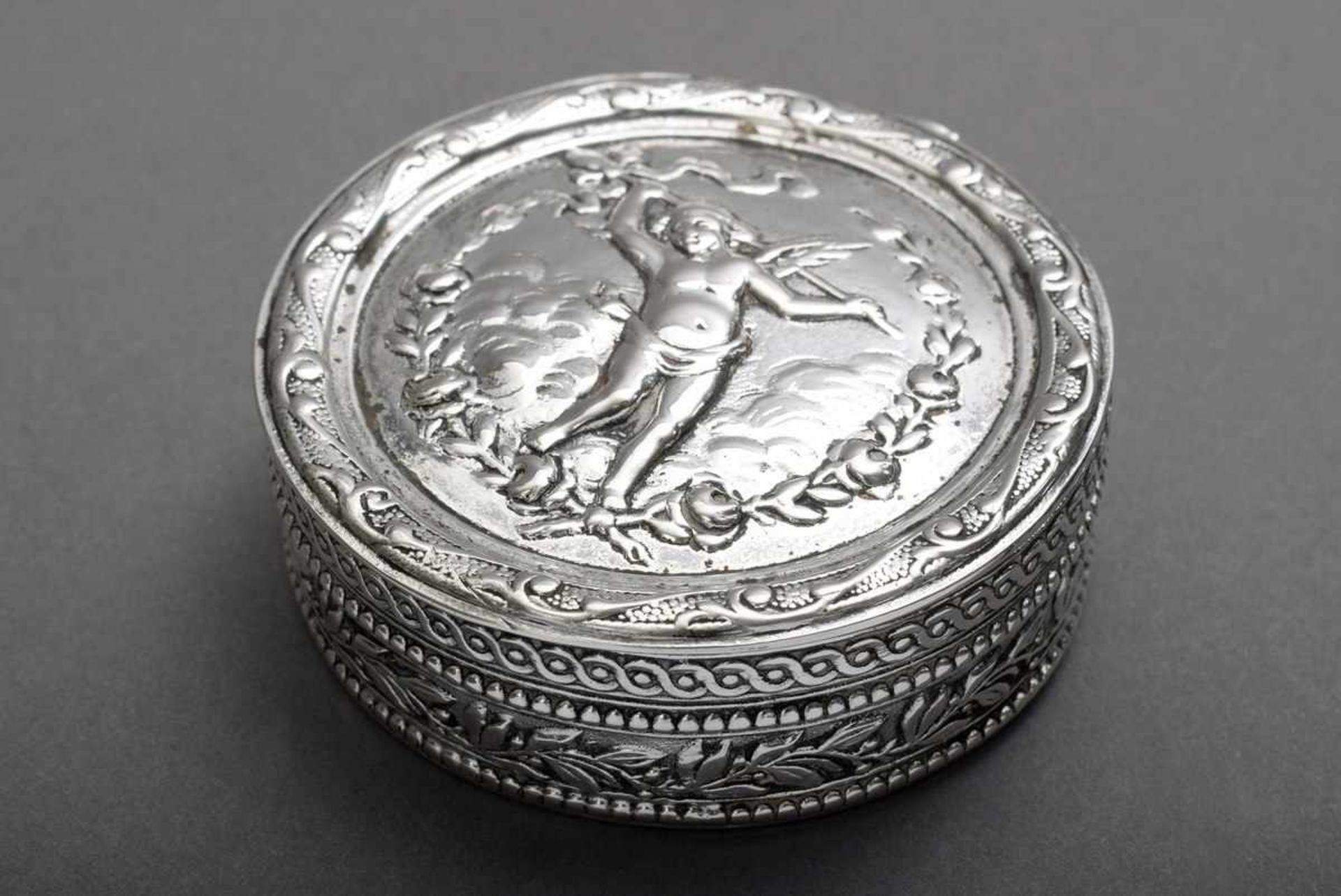 Round box with relief decoration "Amorette", silver 800, Ø 5,5cm, slight pressure marksRunde Dose