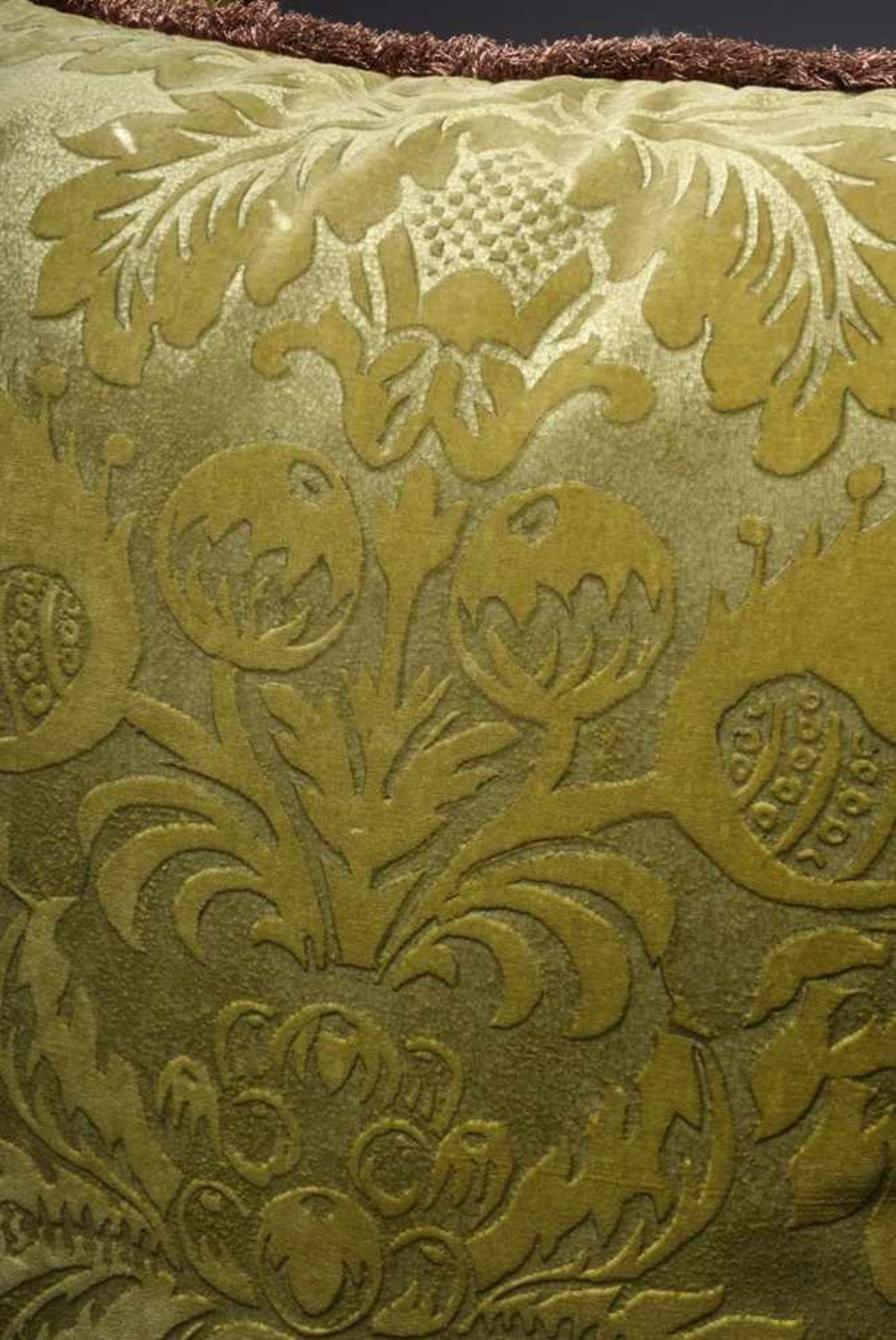 Pair moss green "Fortuny" velvet cushions with embossed floral decoration and copper piping, - Bild 2 aus 3