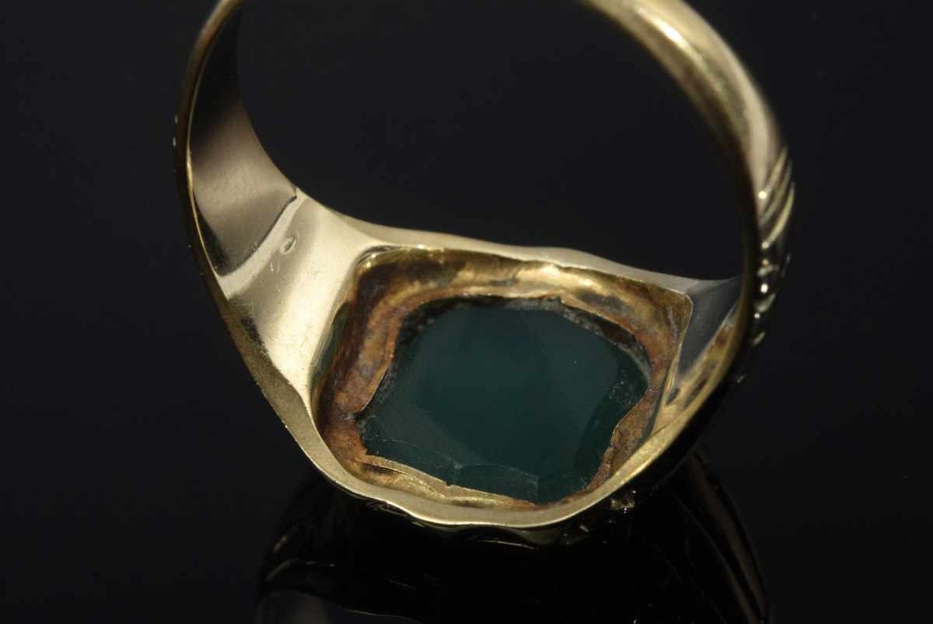 GG 585 Seal ring with plate of green coloured agate in heraldic cartouche form, 6,5g, size 66GG - Bild 3 aus 3