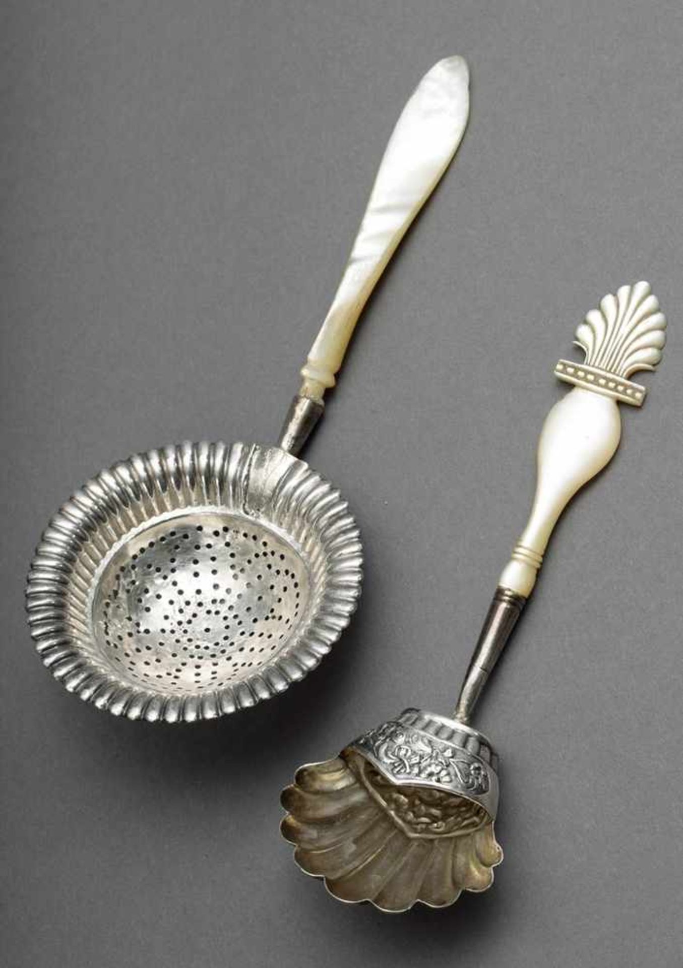 2 Various parts cutlery: chute and strainer with mother-of-pearl handles, 19th century, silver, l.