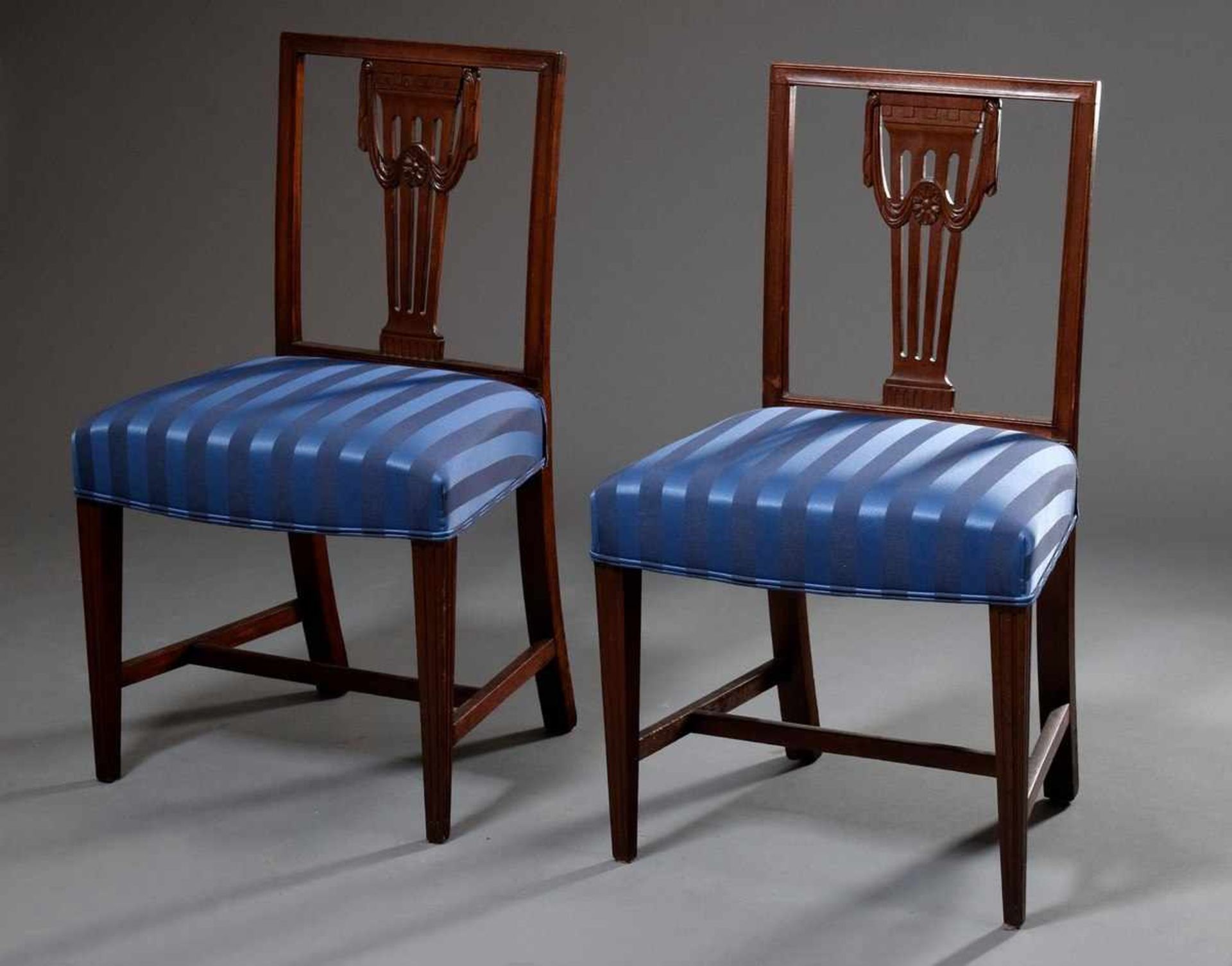 Pair of classicist chairs with "vase motif" in the backrest and blue cover, mahogany, h. 47/90cmPaar