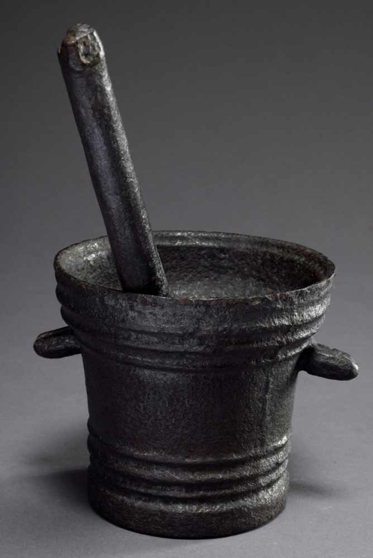 Cast-iron mortar with cylindrical body with longitudinal grooves and rod-shaped handles, probably - Bild 2 aus 5