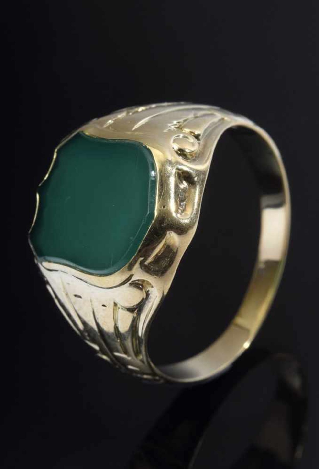 GG 585 Seal ring with plate of green coloured agate in heraldic cartouche form, 6,5g, size 66GG