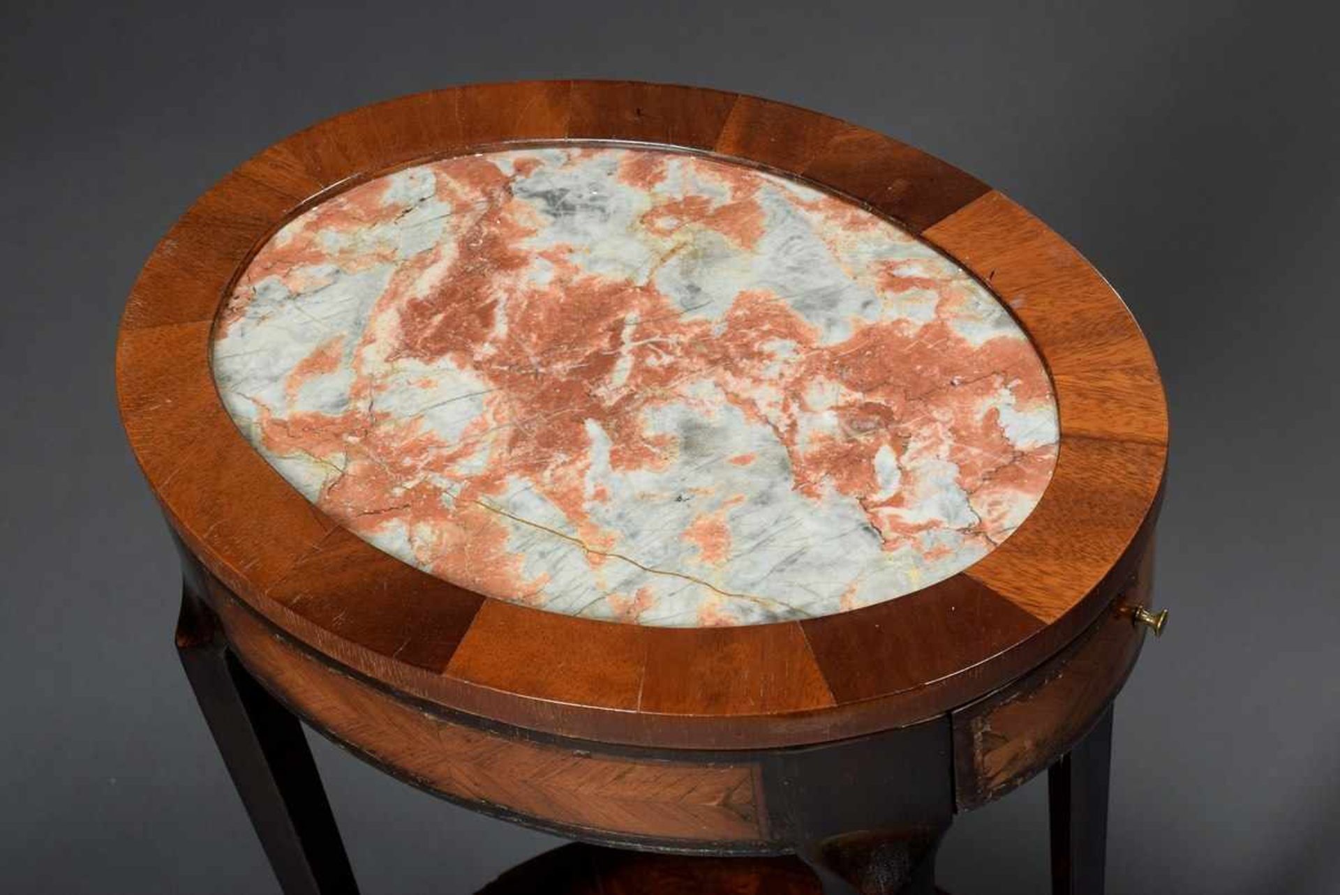 Oval "Table tricoteuse" with white-reddish marble top and optical marquetry, on curved legs with - Image 3 of 8