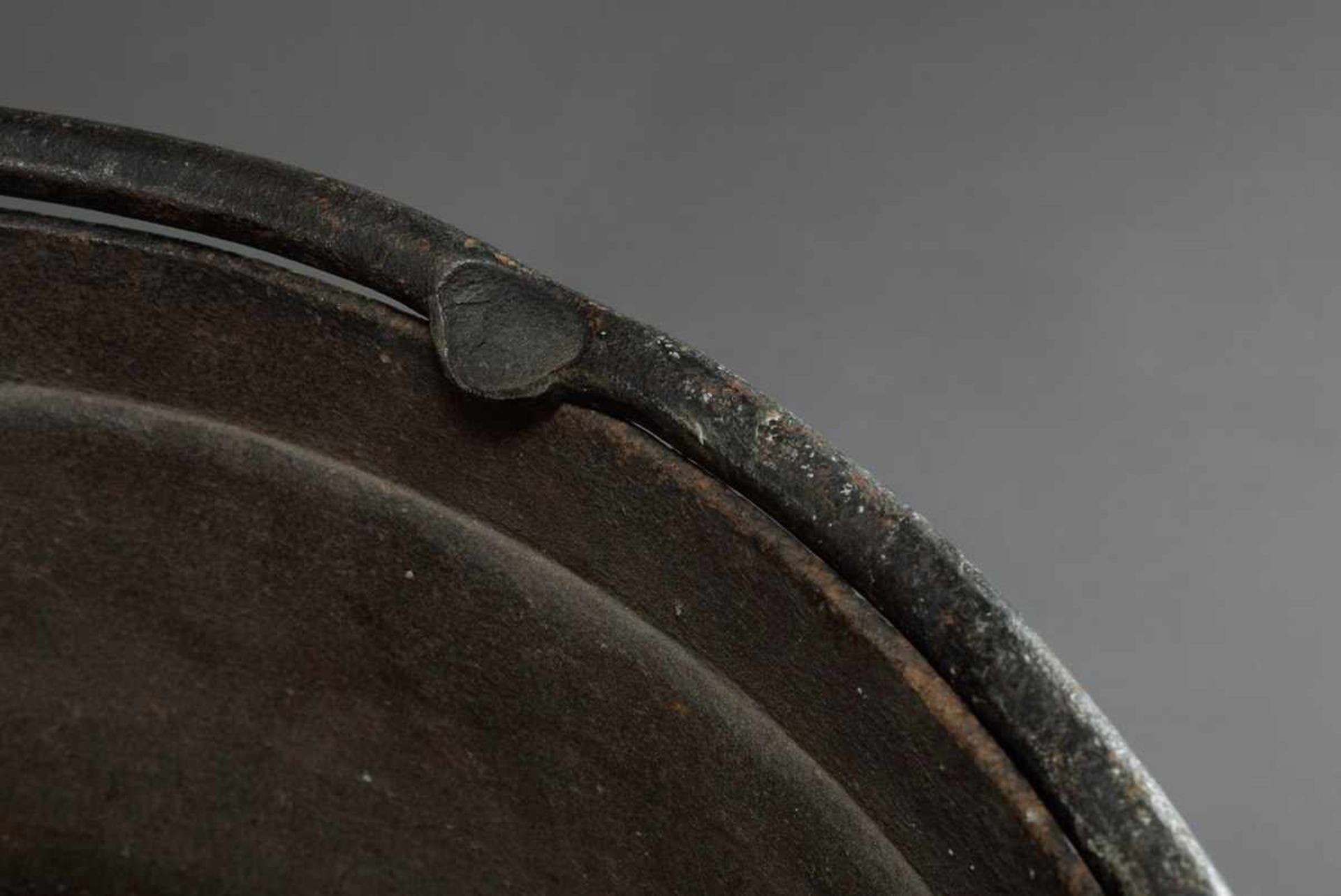 Big iron kettle with movable handles, h. 30cm, Ø 45cmGroßer Eisen Kessel mit beweglichen Henkel, - Bild 4 aus 4