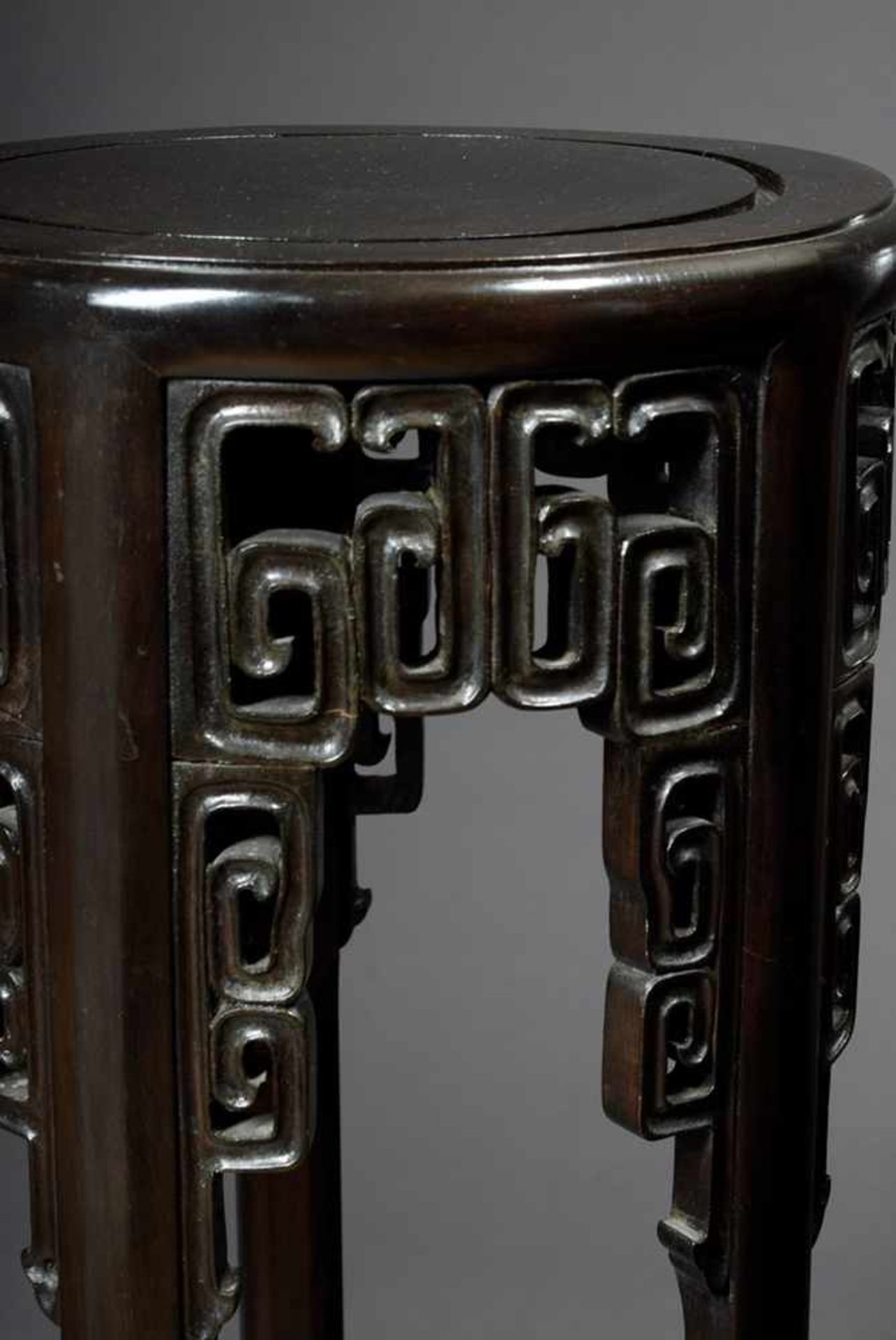 Pair of Blackwood sculpture stand with carved "clouds" frame, China around 1900, h. 92cm, Ø 32, - Image 3 of 4