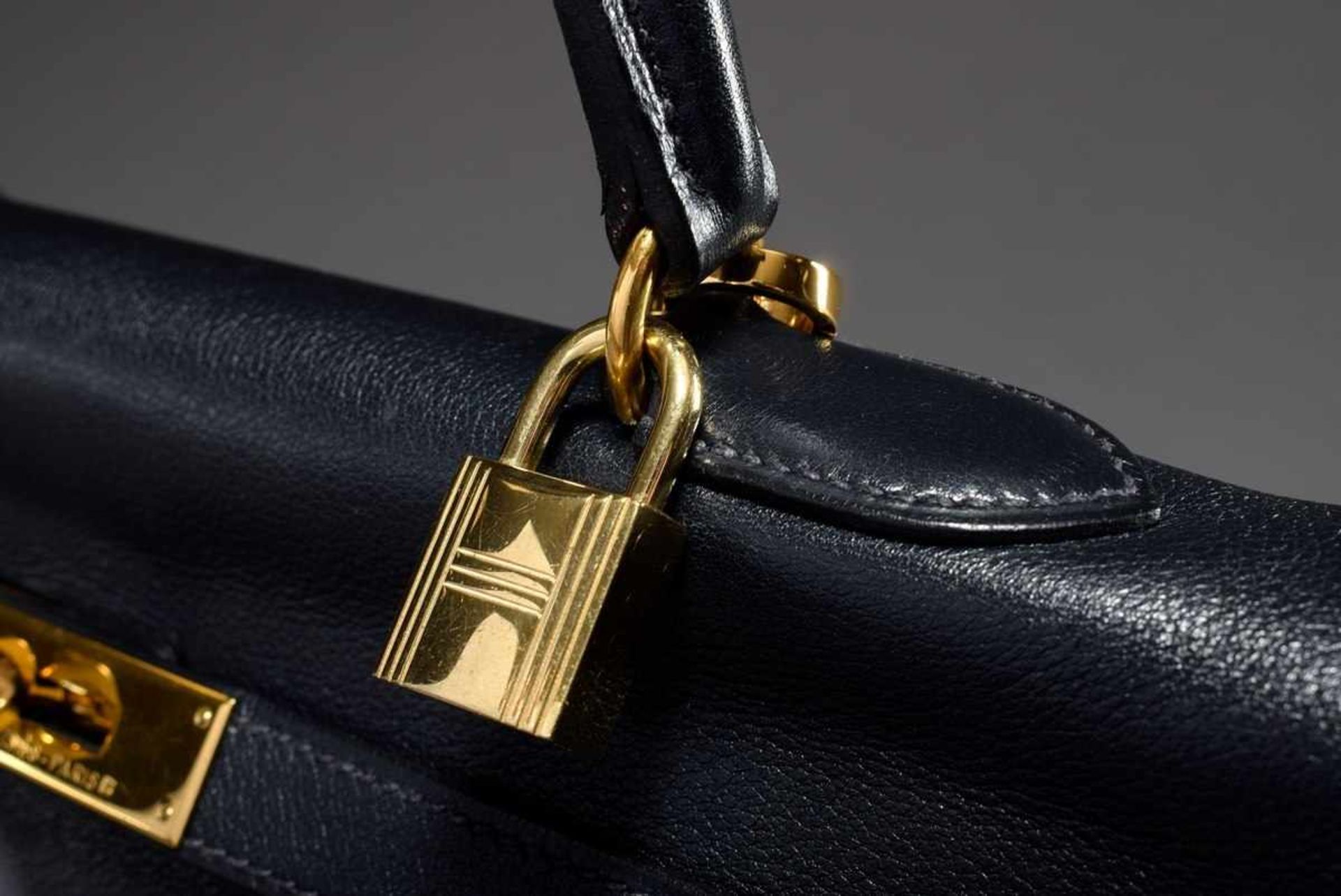 Hermès "Kelly Bag Souple 35", 1997, dark blue calfskin, trapezoid body with arched handle, flap with - Bild 3 aus 11