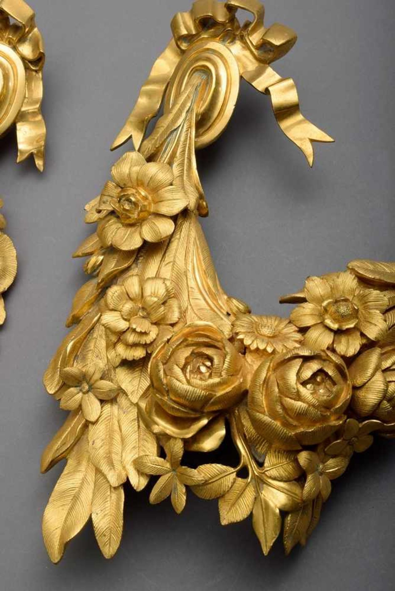 Pair of large, fire-gilt bronze wall decorations "Flower garlands and laurel branches with ribbons", - Bild 7 aus 7
