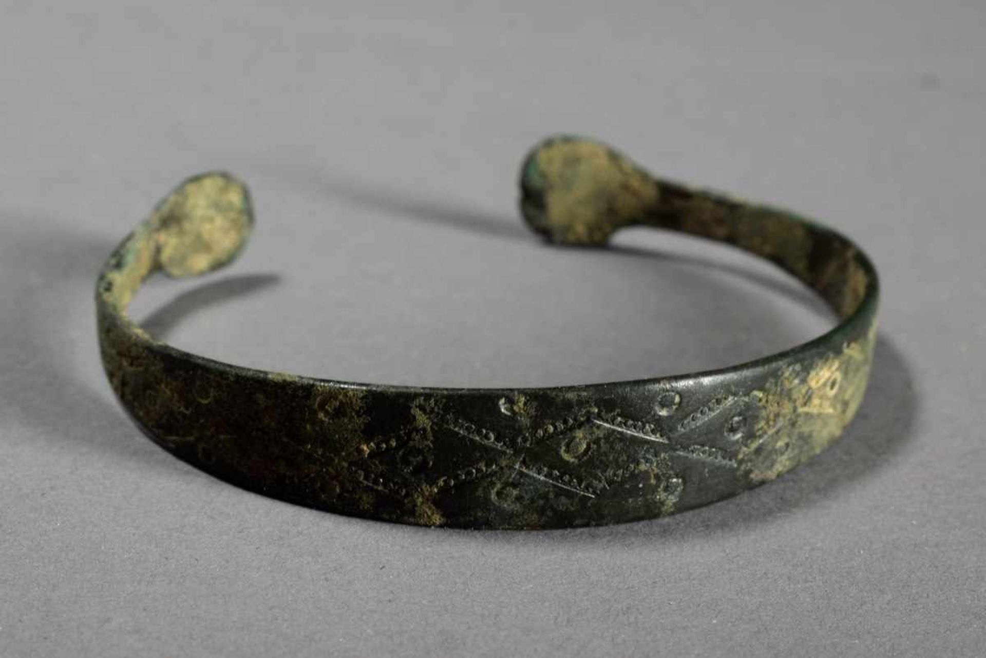 Antique bangle, bronze, 17g, Ø inside 6.3, w. 1.1cmAntike Armspange, Bronze, 17g, Ø innen 6,3, B. - Bild 2 aus 3