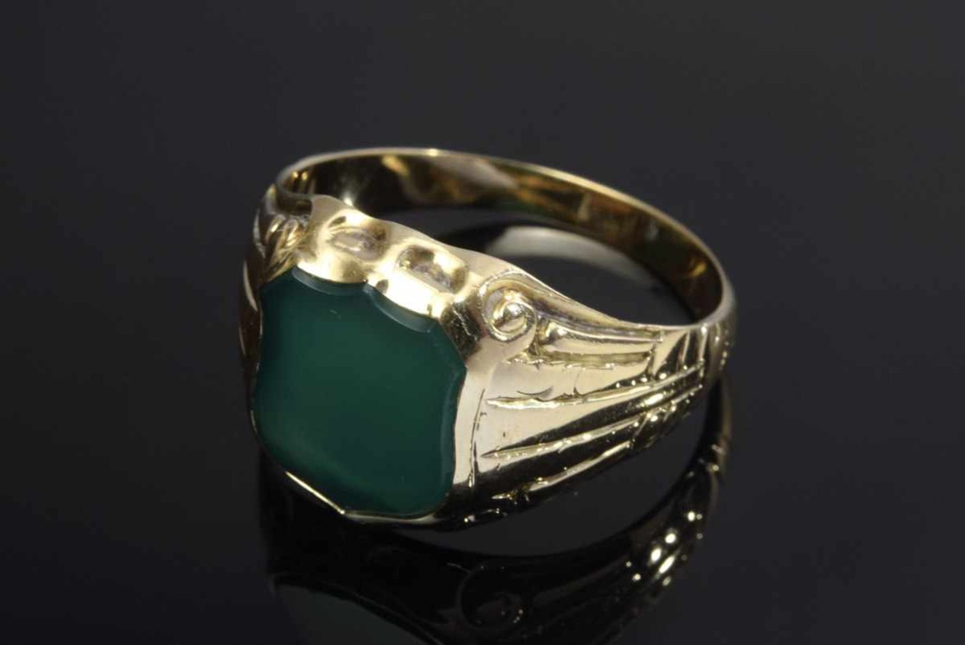 GG 585 Seal ring with plate of green coloured agate in heraldic cartouche form, 6,5g, size 66GG - Bild 2 aus 3