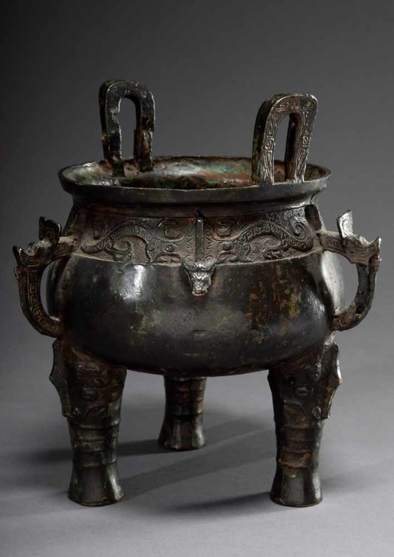 Bronze ritual vessel of the type "Ding" with archaic ornamental frieze on 3 legs, China 18th/19th