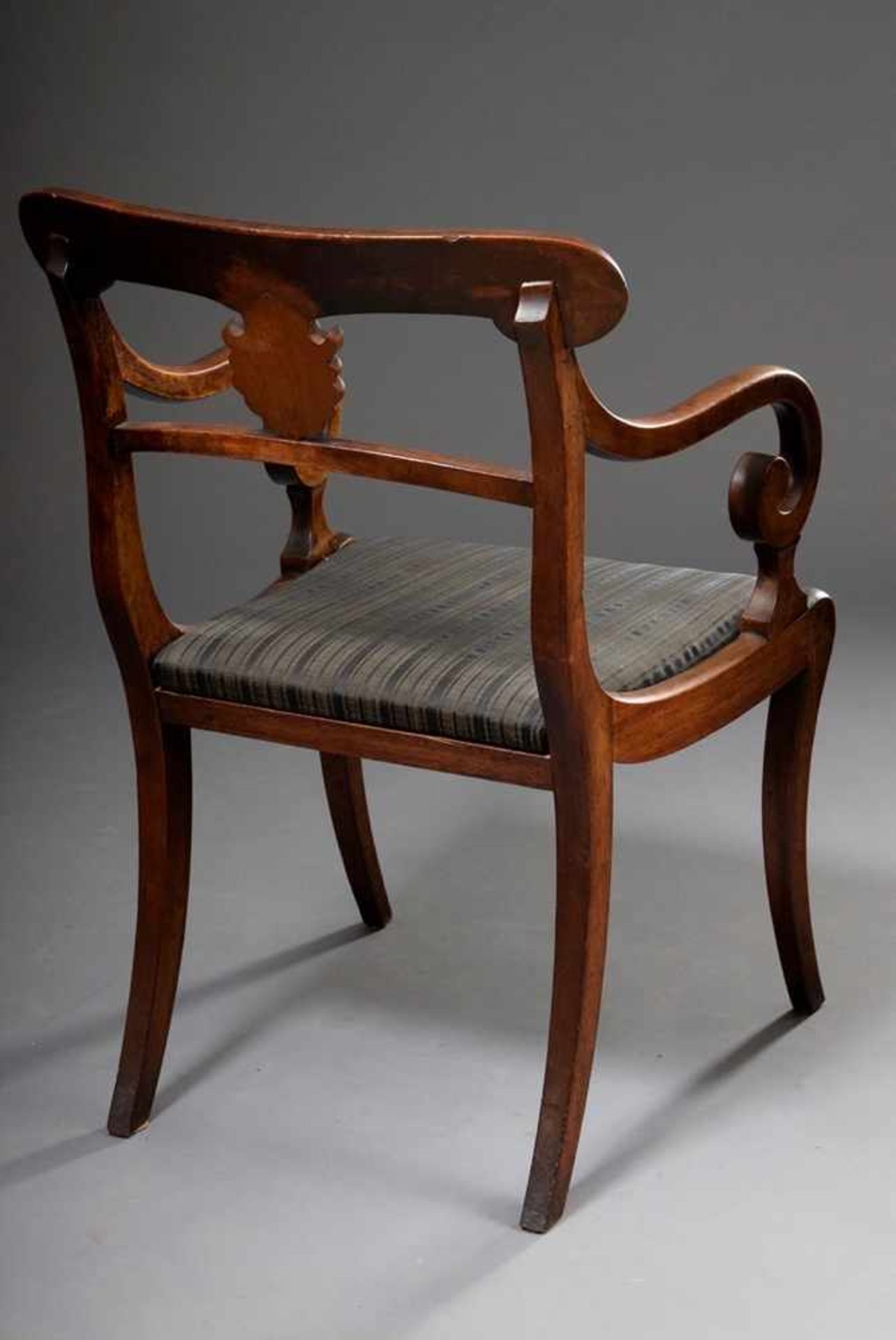 5 English Sheraton chairs with carved backrests and sabre legs, 1x with armrests, mahogany, - Image 6 of 7