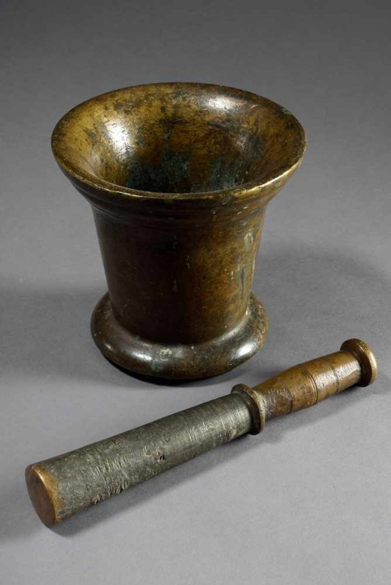 Heavy bronze mortar with funnel-shaped body and overhanging mouth on plate base, probably 17th - Bild 2 aus 4