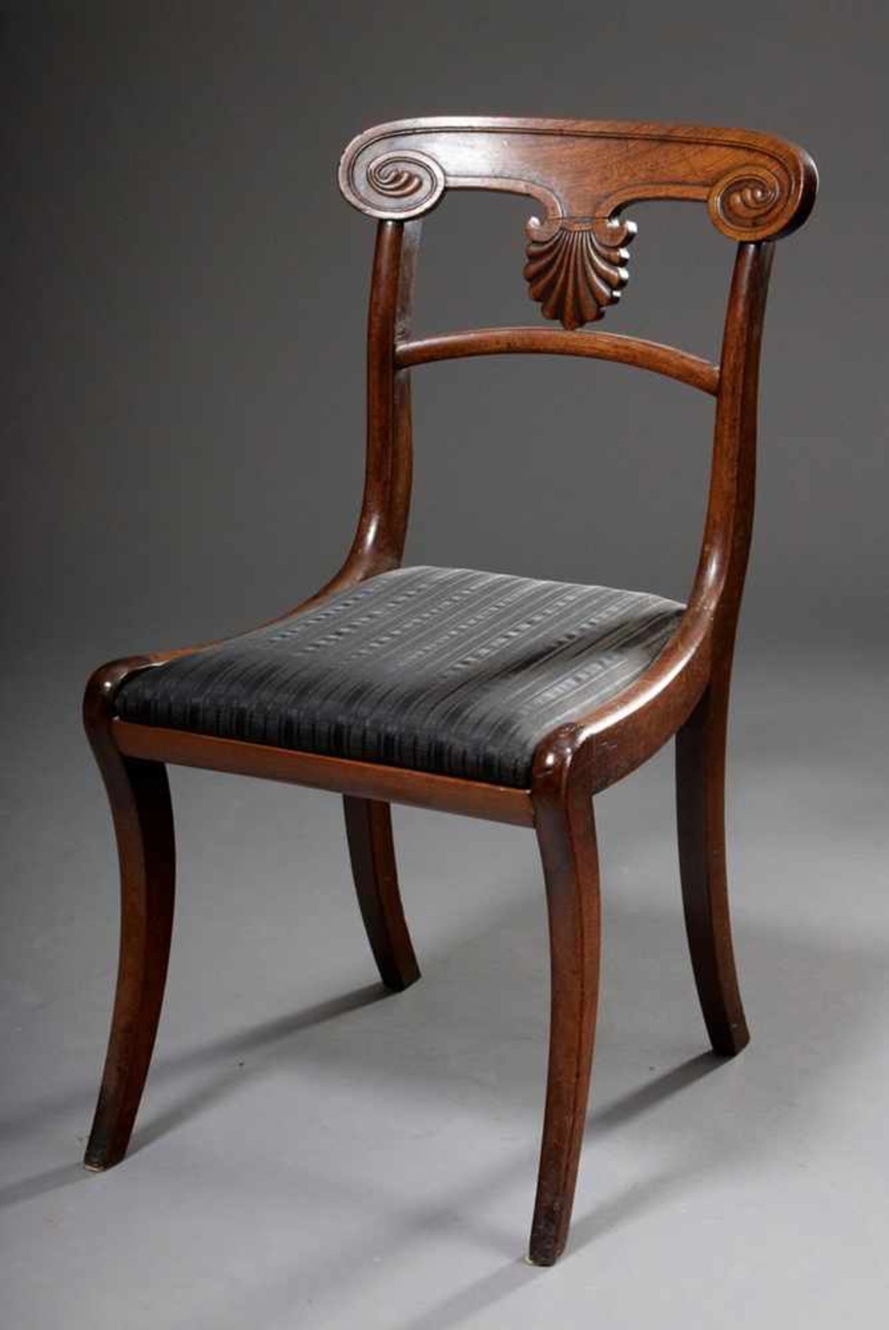 5 English Sheraton chairs with carved backrests and sabre legs, 1x with armrests, mahogany, - Bild 3 aus 7