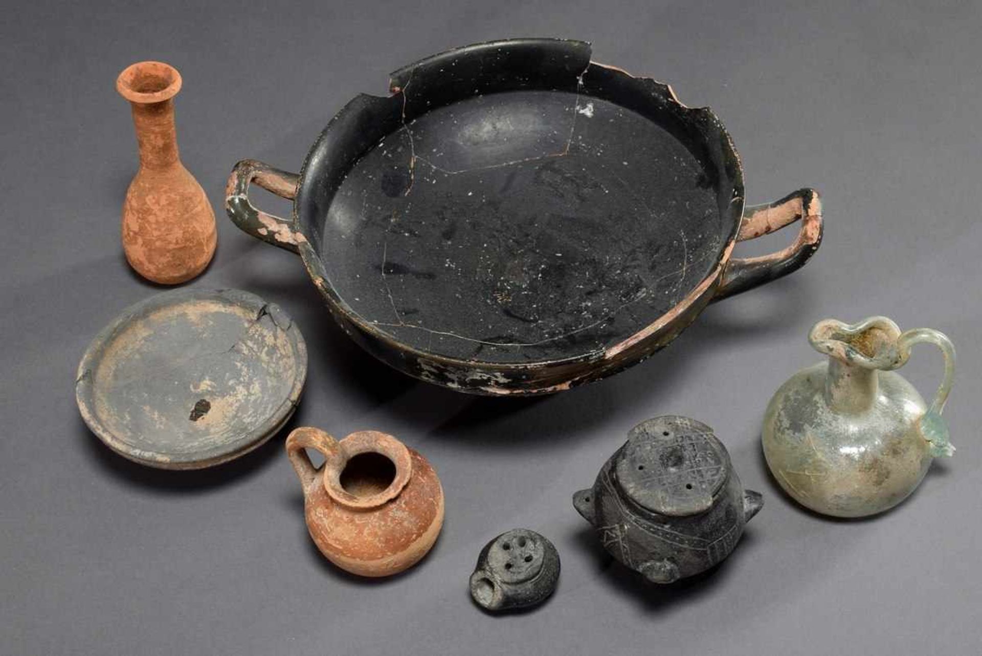 7 Various archaeological objects made of clay and glass: black Kylix (h. 9,5cm, Ø 20cm), - Bild 2 aus 3