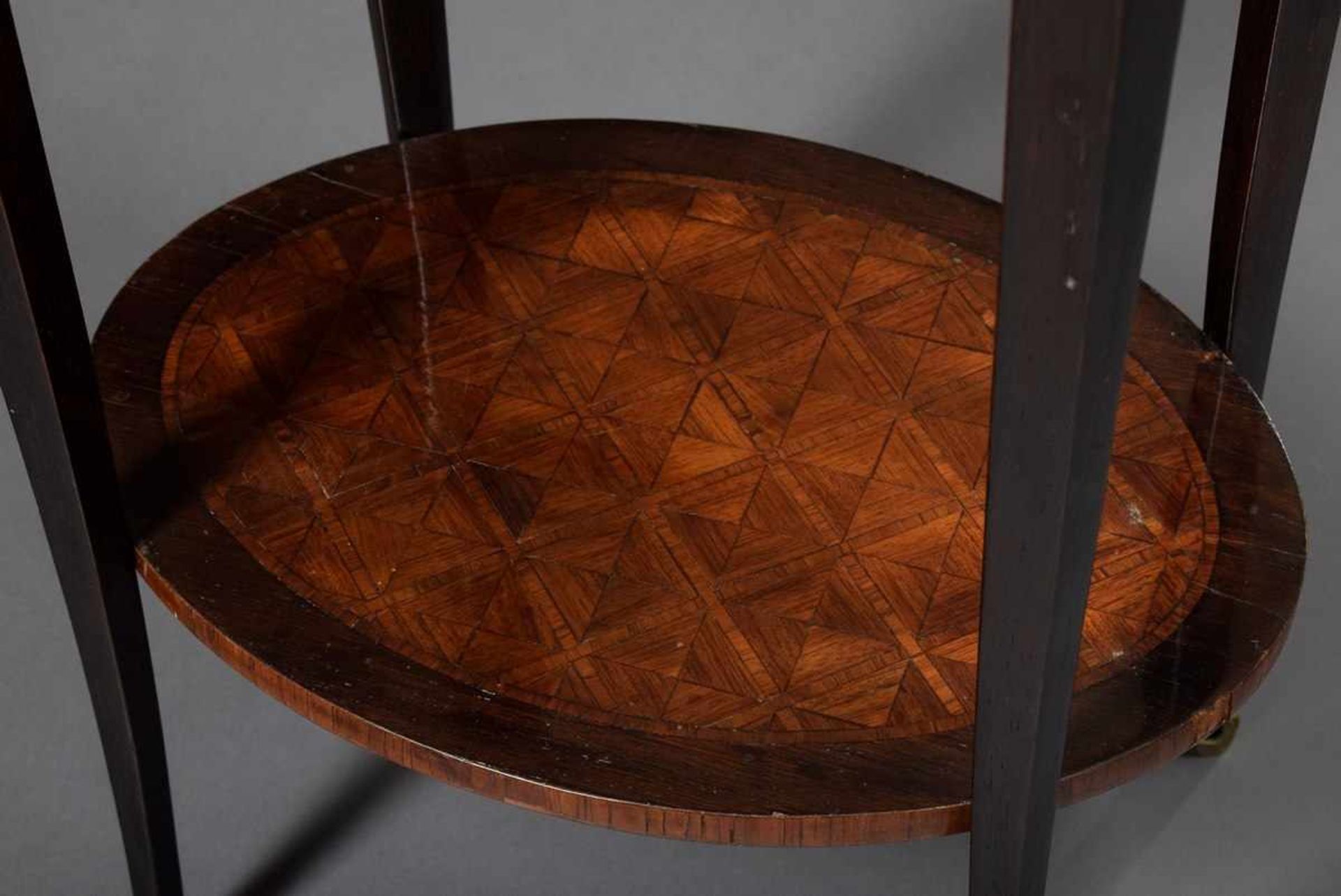 Oval "Table tricoteuse" with white-reddish marble top and optical marquetry, on curved legs with - Image 6 of 8