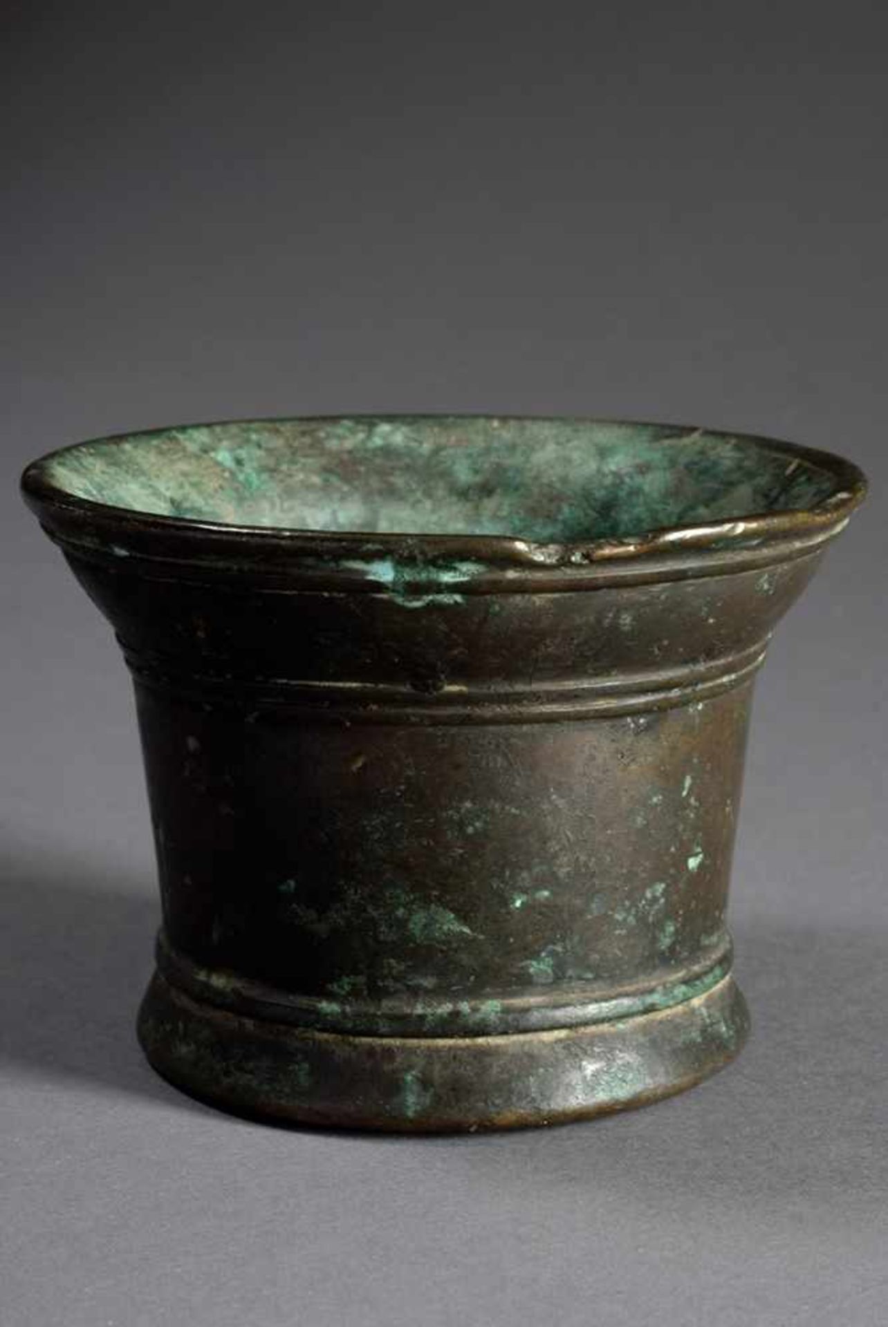 Small bronze mortar with projecting rim and longitudinal grooves, dark patina, probably German - Bild 2 aus 4