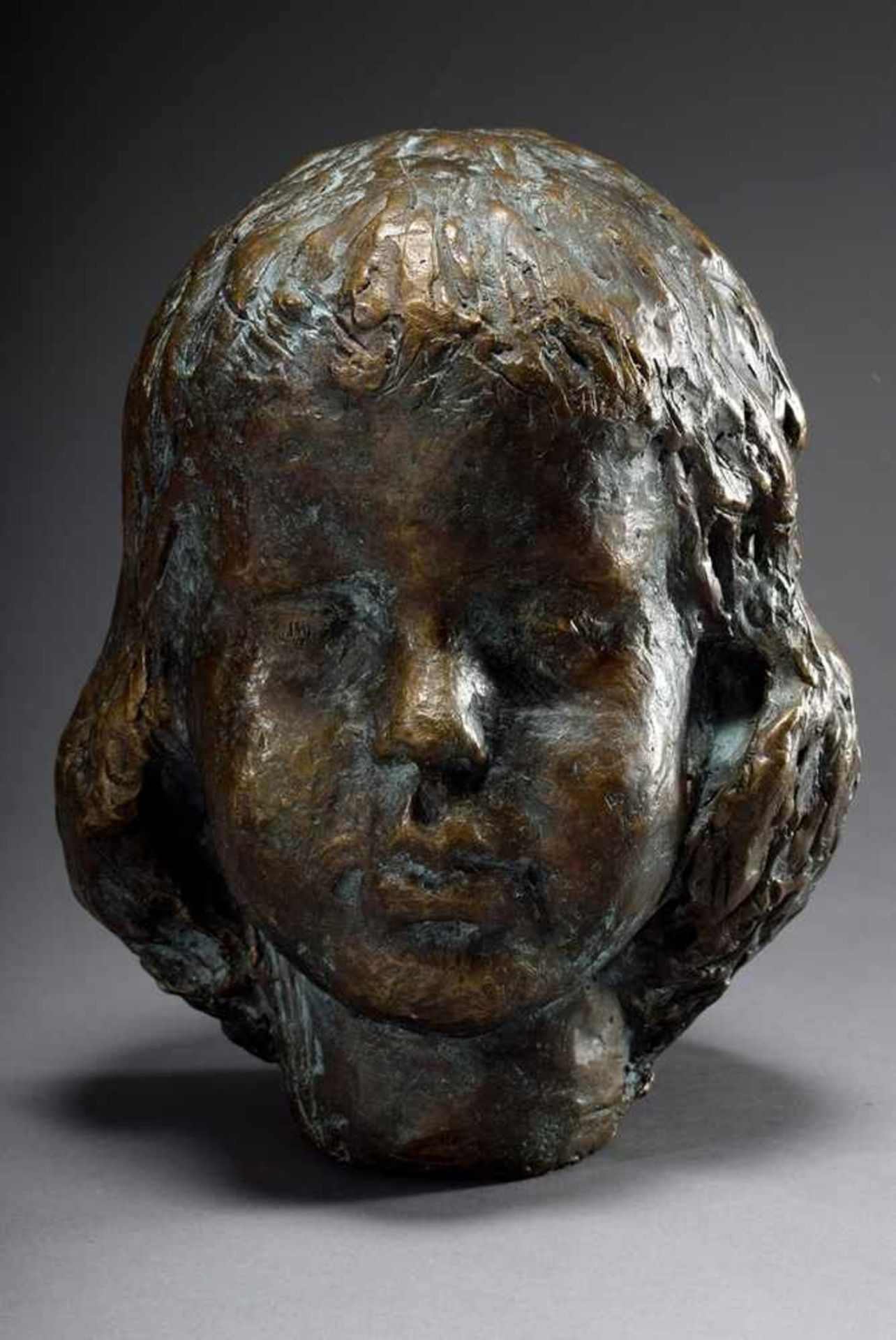 Modern monogramist "EM" "Girls head" 1981, bronze, h. 27,5cmModerner Monogrammist "EM" "Mädchenkopf" - Bild 2 aus 6