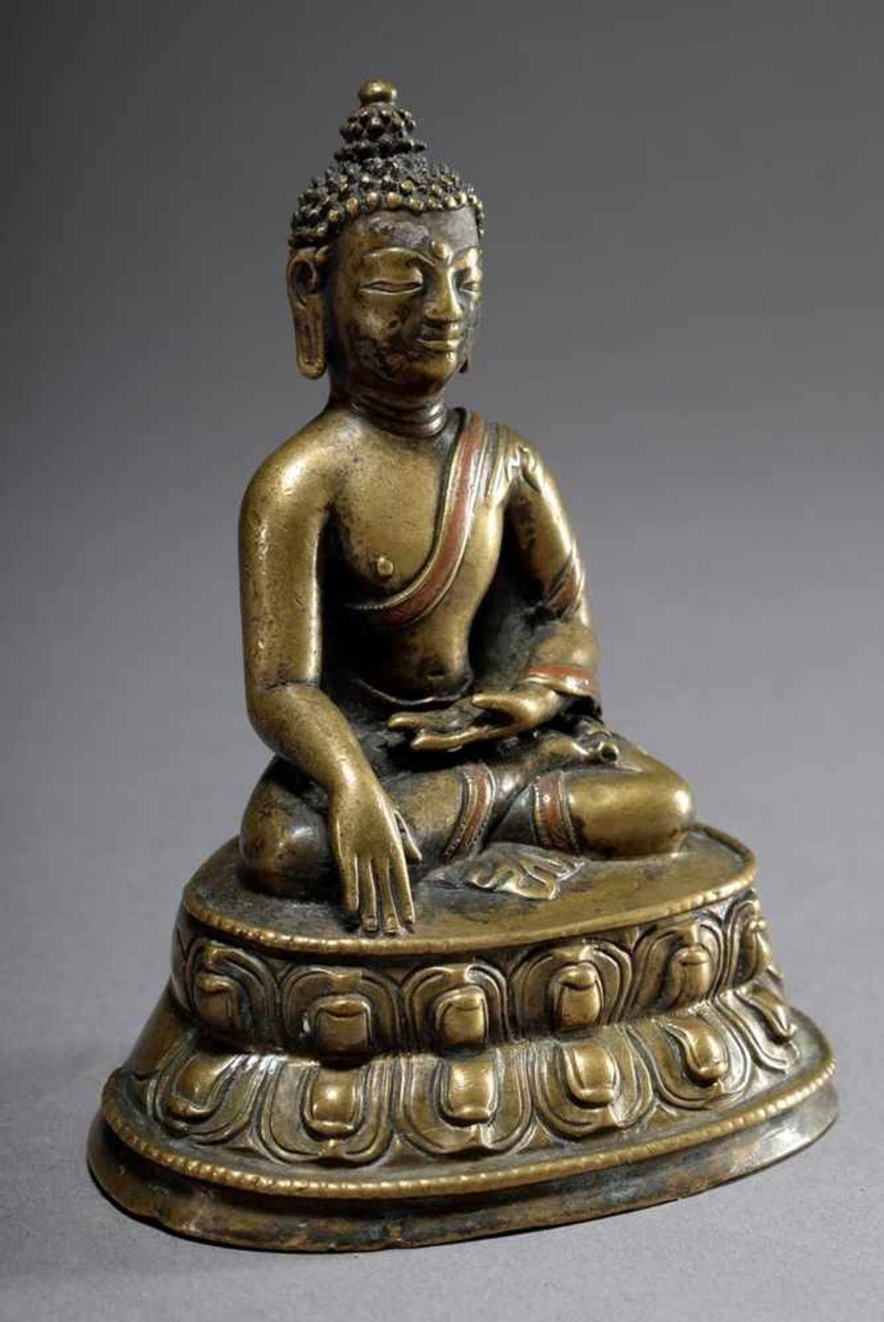 "Sitting Buddha Shakyamuni in Bhumisparsa Mudra", brass with copper inlay, Tibet around 1900, h.