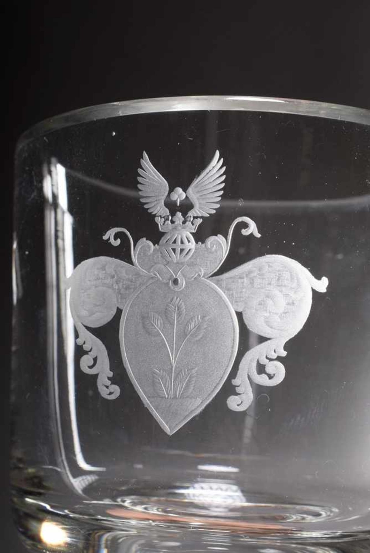 Goblet glass with finely cut coat of arms, around 1900, h. 15,5cm, Ø 9cmSchlichtes Pokalglas mit - Bild 2 aus 2
