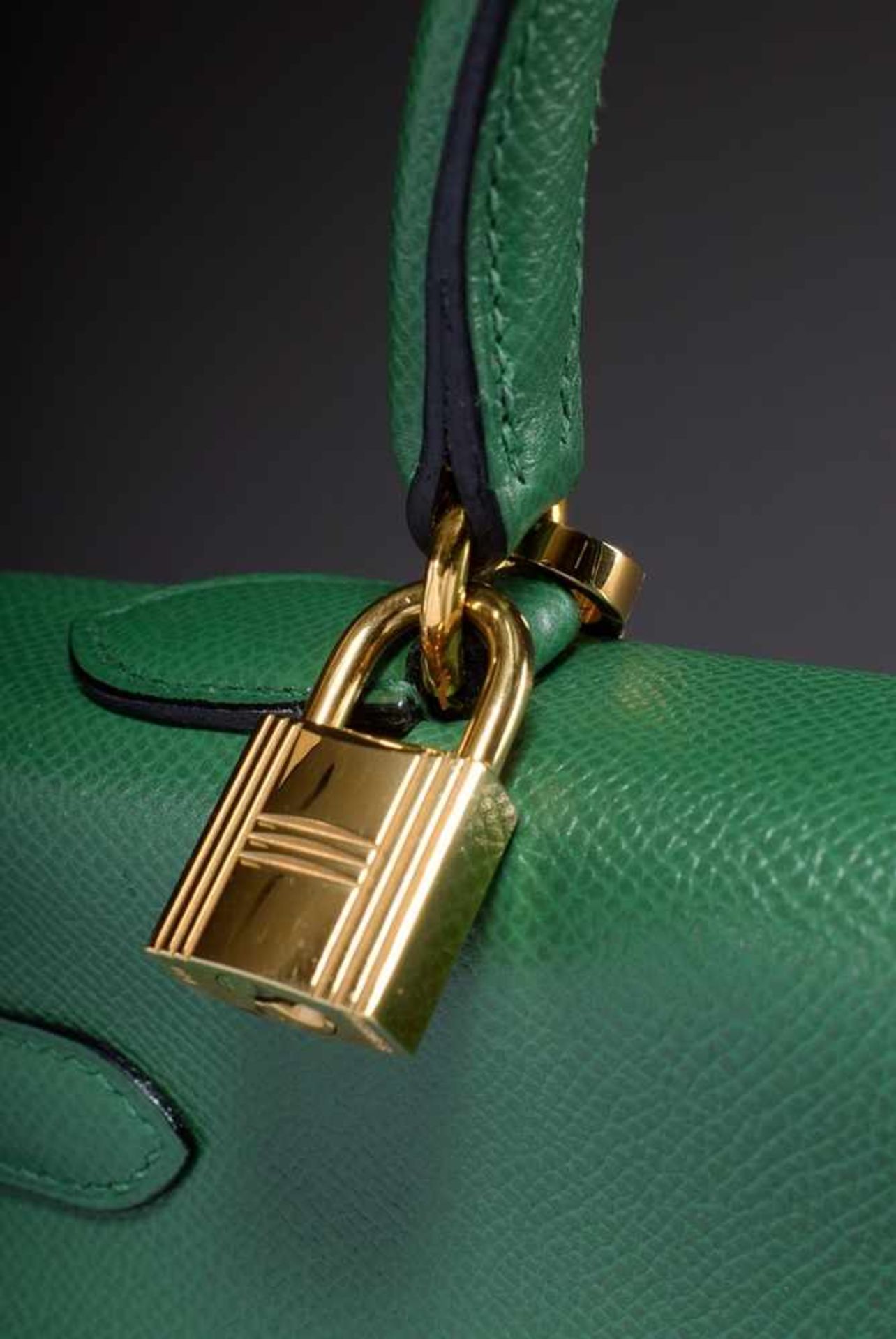 Hermès "Kelly Bag 35" 1999, linen and green calfskin, trapezoid body with arched carrying handle, - Bild 5 aus 9