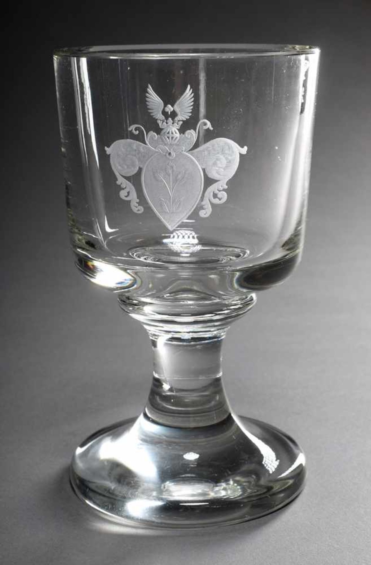 Goblet glass with finely cut coat of arms, around 1900, h. 15,5cm, Ø 9cmSchlichtes Pokalglas mit