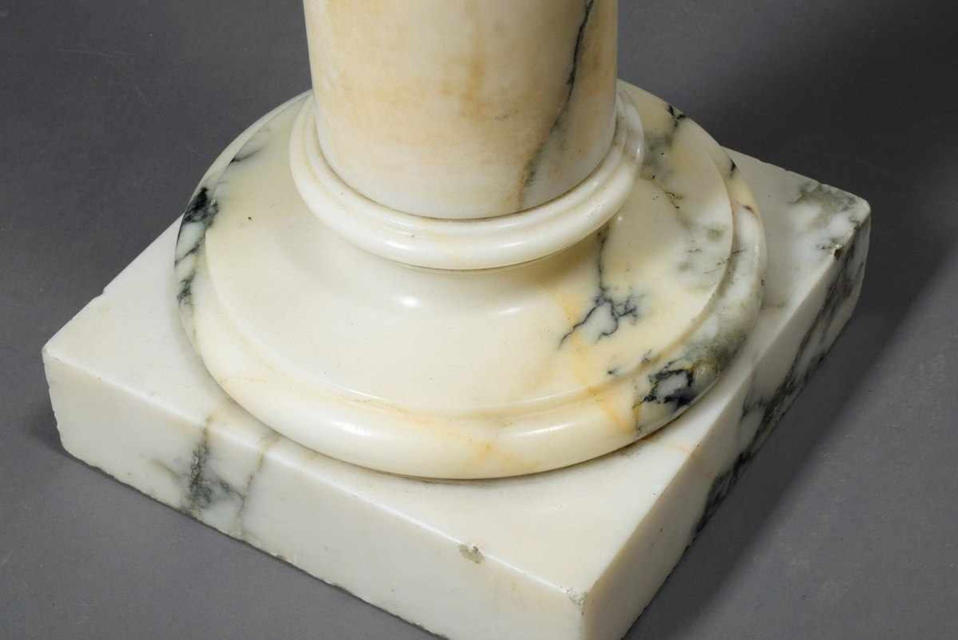 Plain white marble column with black veining, h. 111,5cm, scratch marks, slightly bumpedSchlichte, - Image 5 of 7