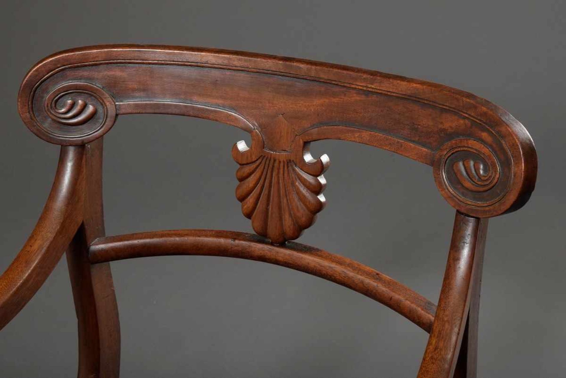 5 English Sheraton chairs with carved backrests and sabre legs, 1x with armrests, mahogany, - Bild 7 aus 7
