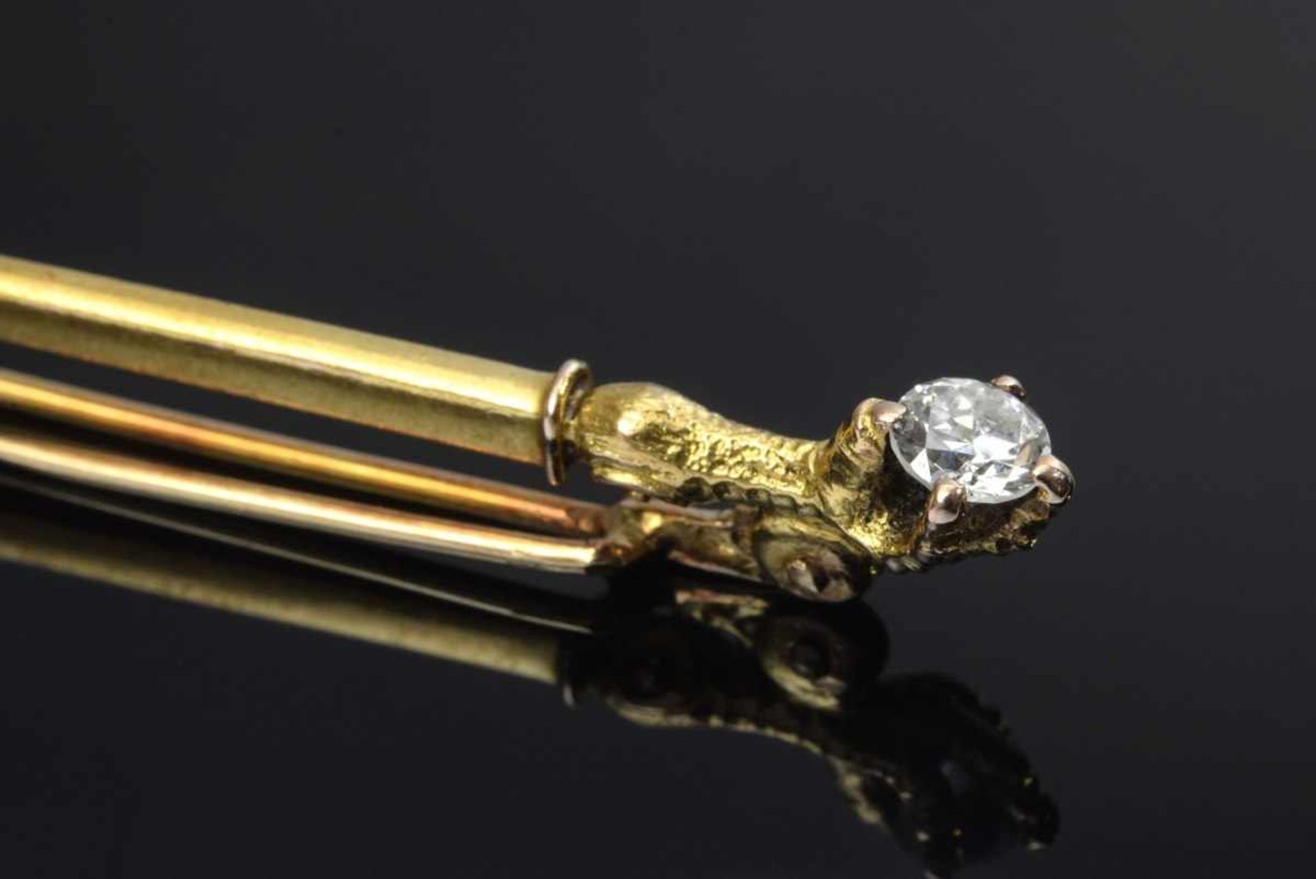 Fine GG 585 rod needle in form of a griffin claw with diamond (ca. 0.22ct/SI/W), 3,4g, l. 6,3cmFeine - Bild 3 aus 4