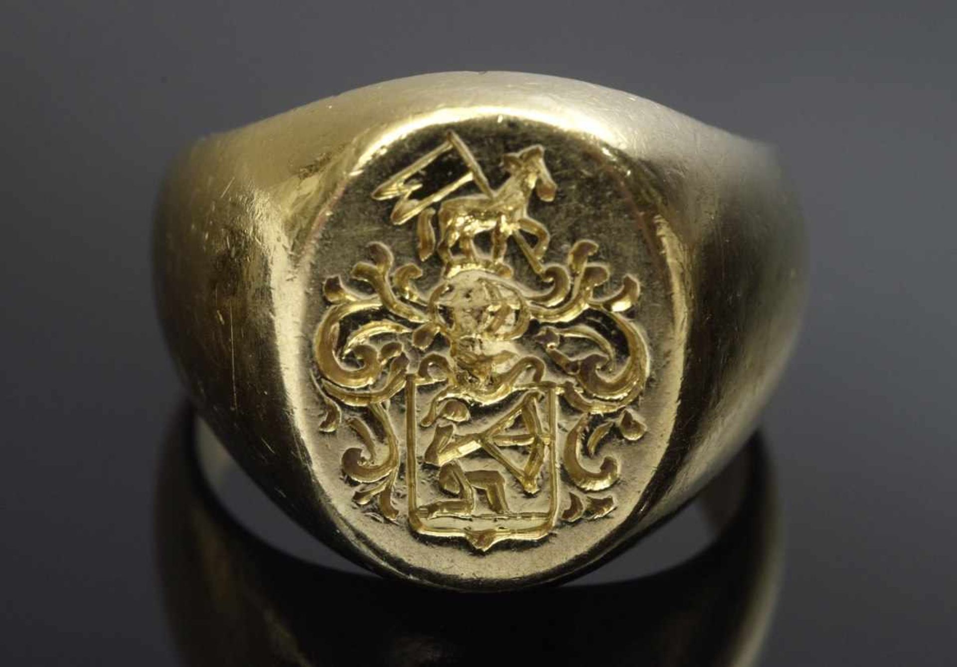Solid GG 750 signet ring with engraved crest, 11,9g, size 49Massiver GG 750 Siegelring mit - Bild 2 aus 2