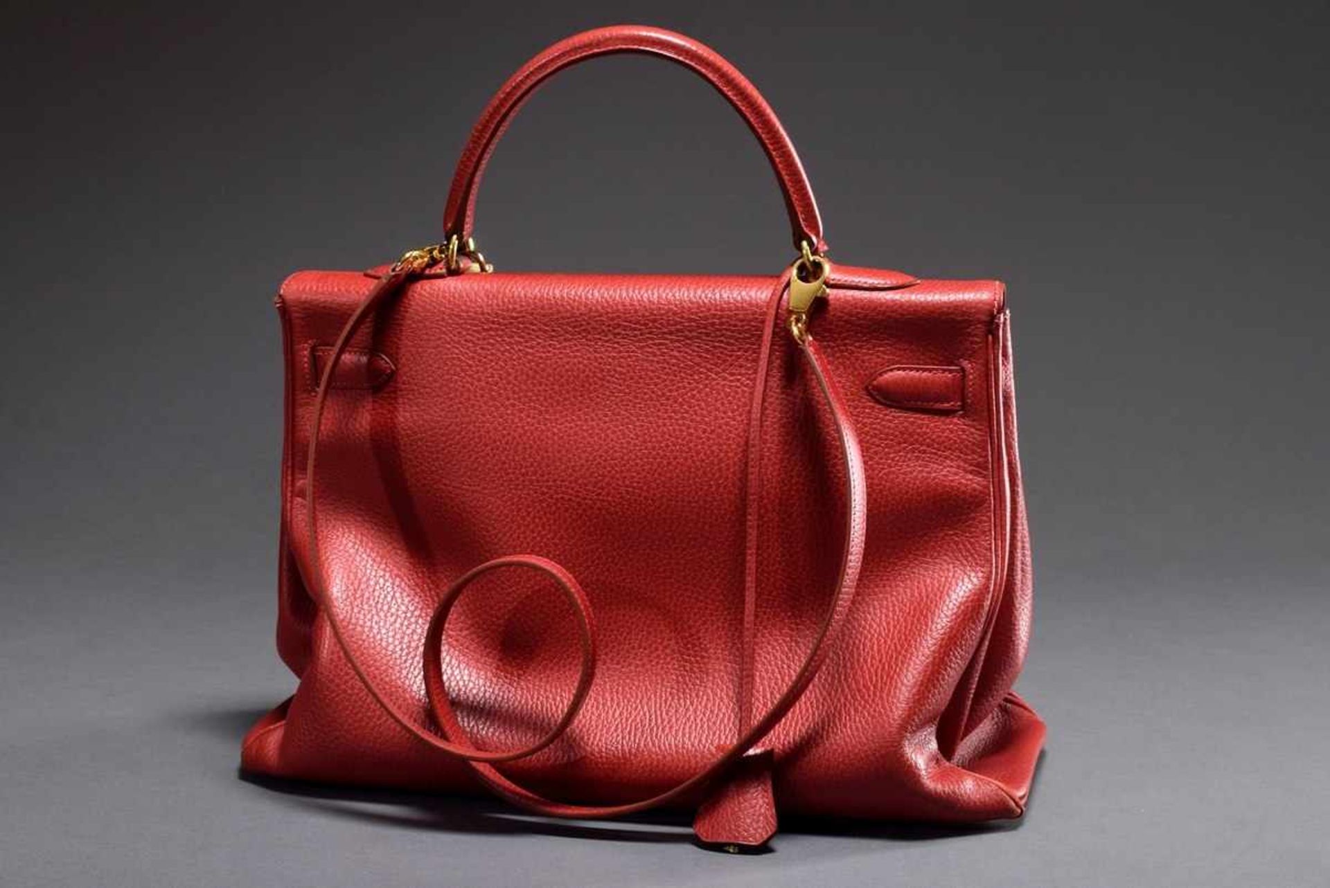 Hermès "Kelly Bag Souple 35", 1998, red calfskin, trapezoid body with arched handle, flap with - Bild 3 aus 8