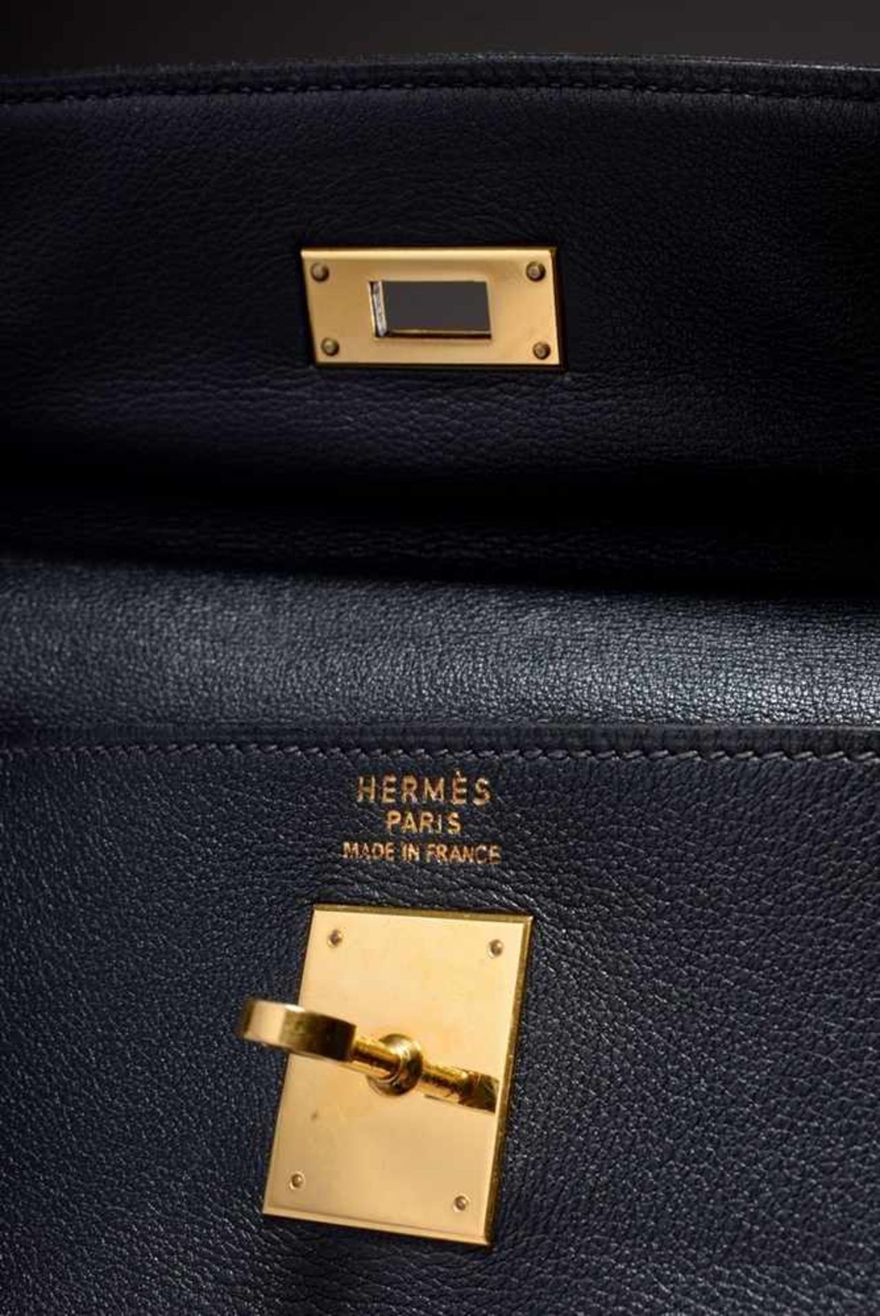 Hermès "Kelly Bag Souple 35", 1997, dark blue calfskin, trapezoid body with arched handle, flap with - Bild 9 aus 11