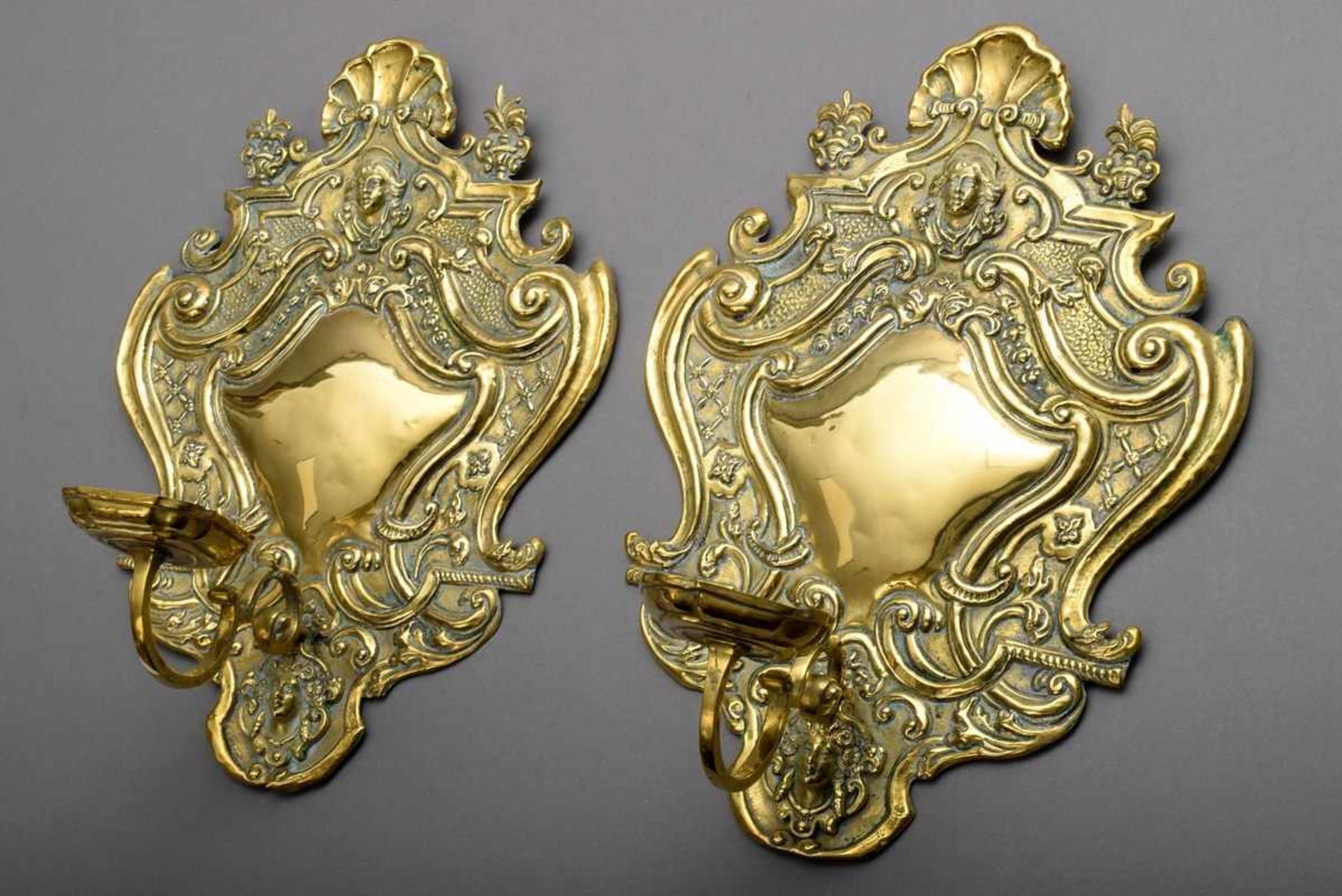 Pair of brass wall blacks with plastic mascarons and volute decoration, 44x32cm, small defects, - Bild 12 aus 12
