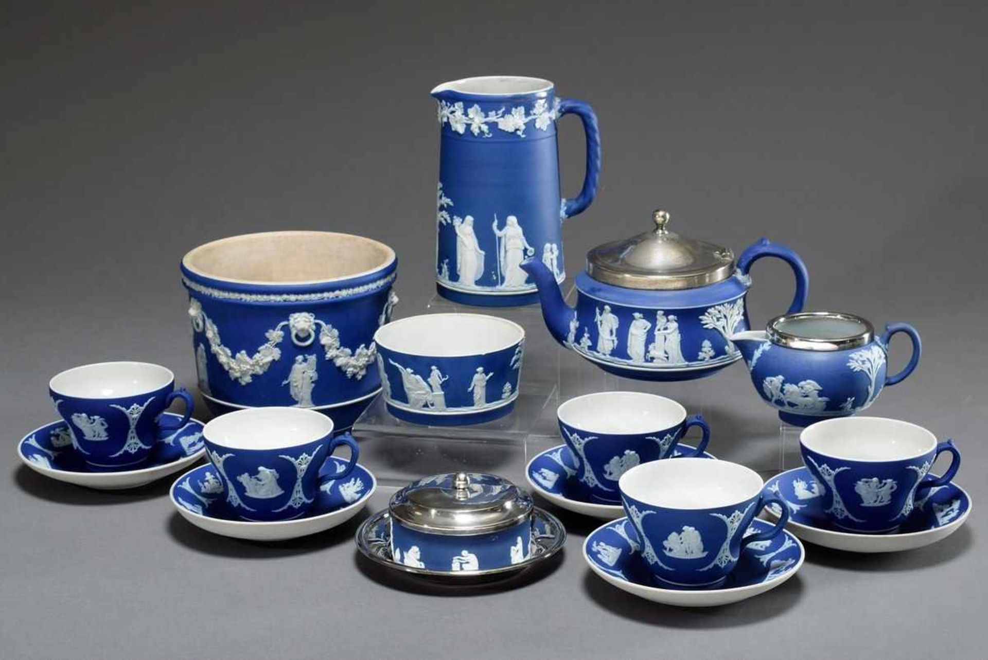 11 Various parts Wedgwood porcelain, light blue with antique scenes, consisting of: 5 cups/saucer (
