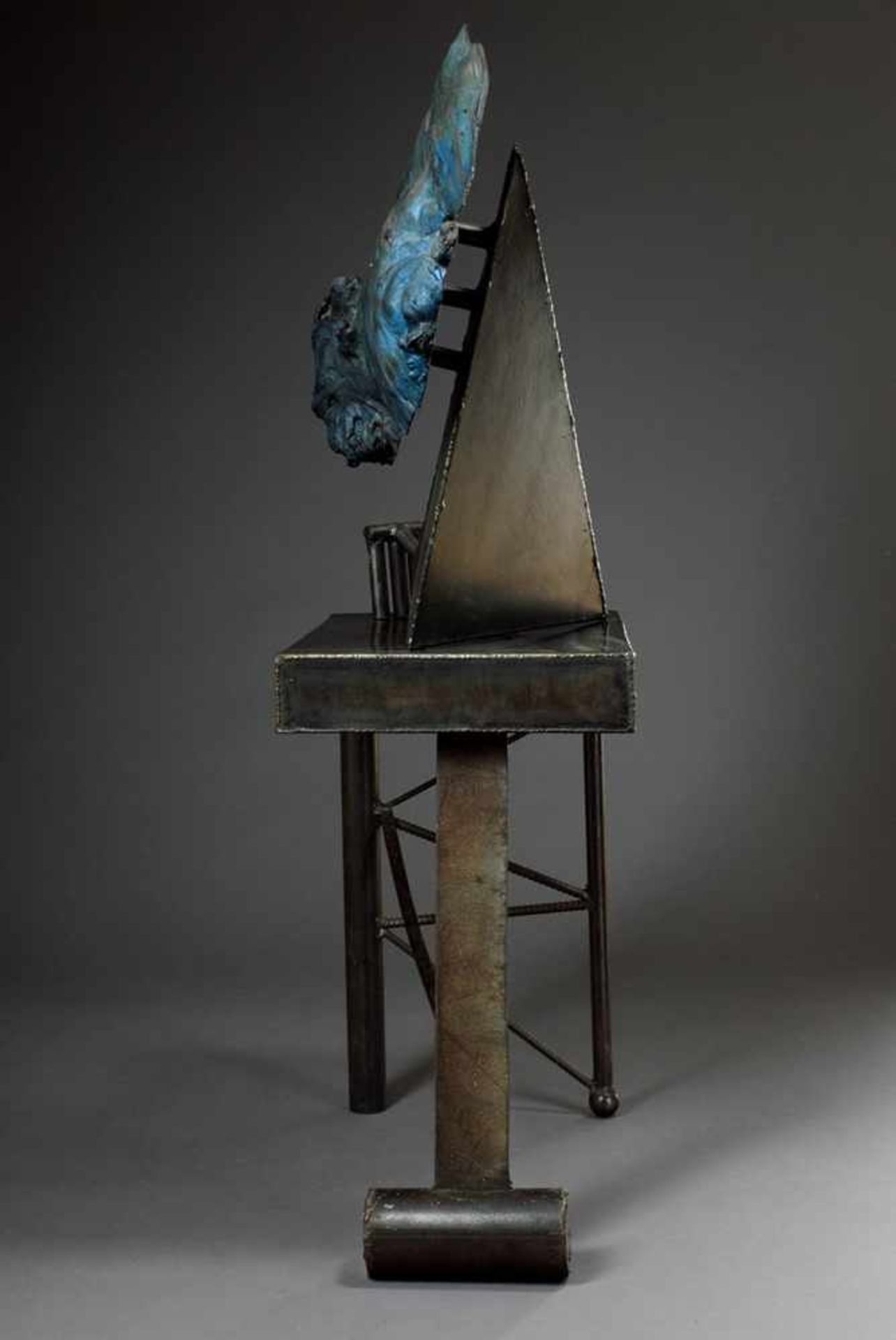 Radeloff, Thomas (*1955) "Abstract Form", blue framed wood fragment on metal table base, 132x68x36, - Bild 5 aus 5