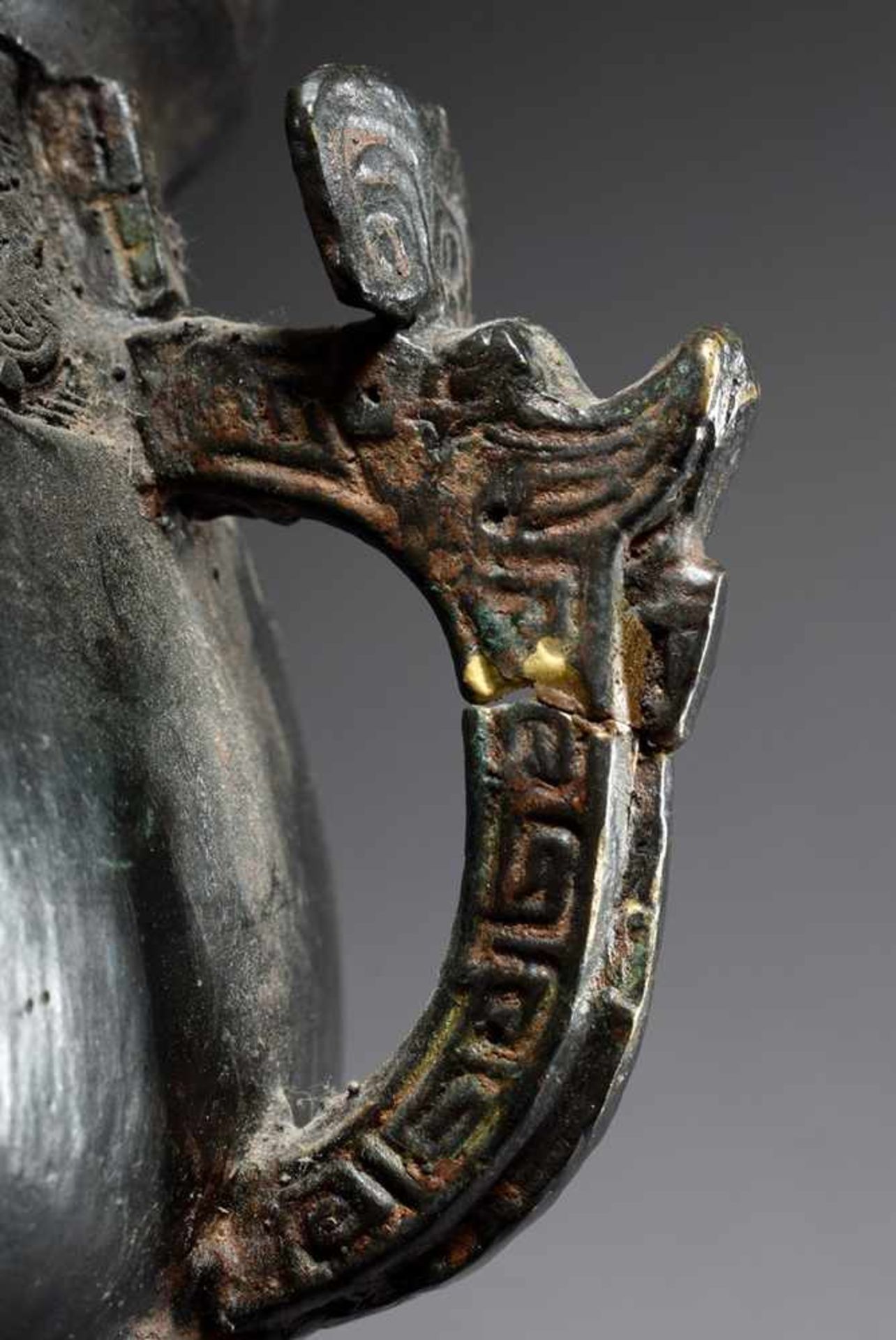 Bronze ritual vessel of the type "Ding" with archaic ornamental frieze on 3 legs, China 18th/19th - Bild 10 aus 10