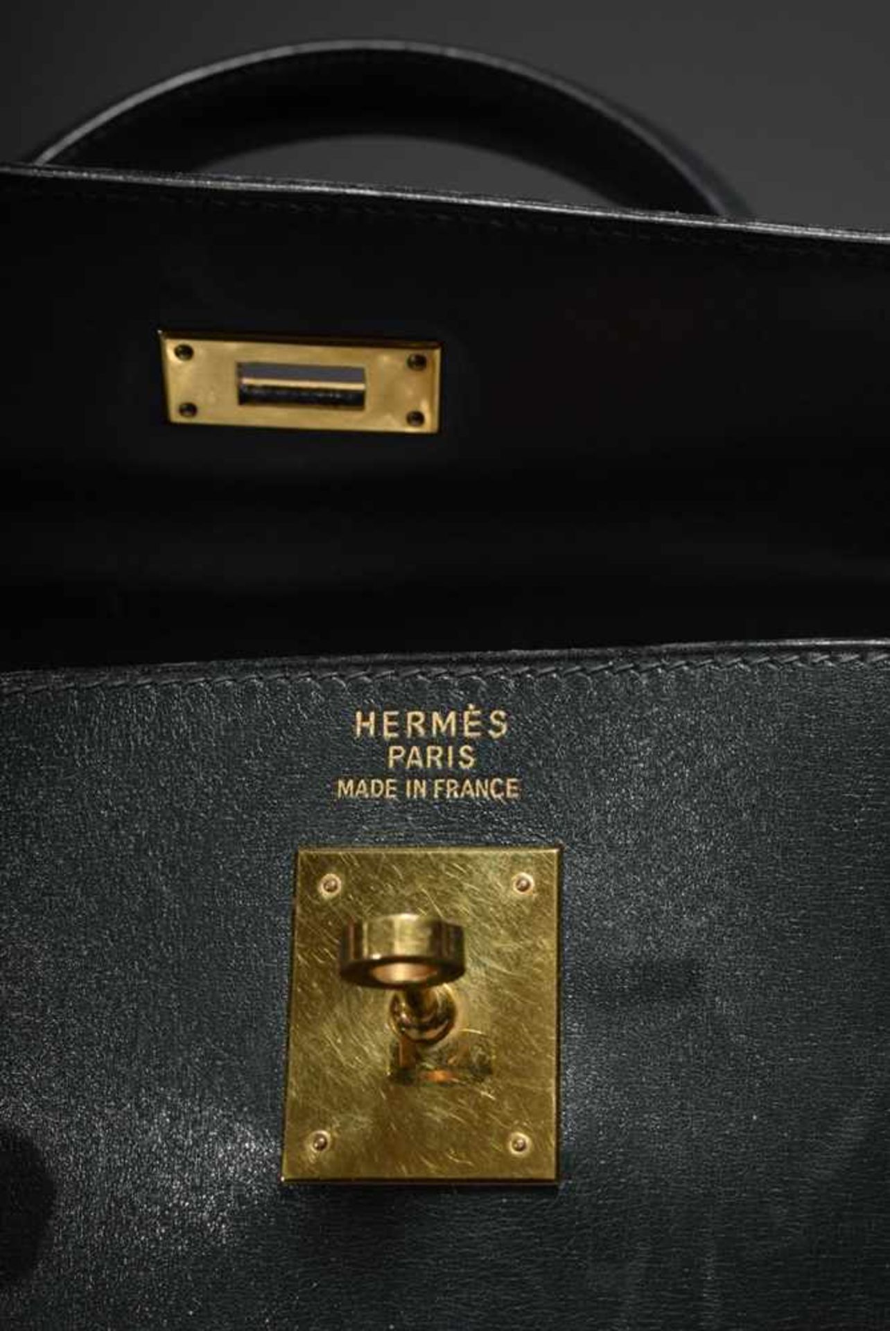 Hermès "Kelly Bag 35 Petit Sac Haut à Courroies", dark green calfskin, trapezoid body with arched - Bild 9 aus 11