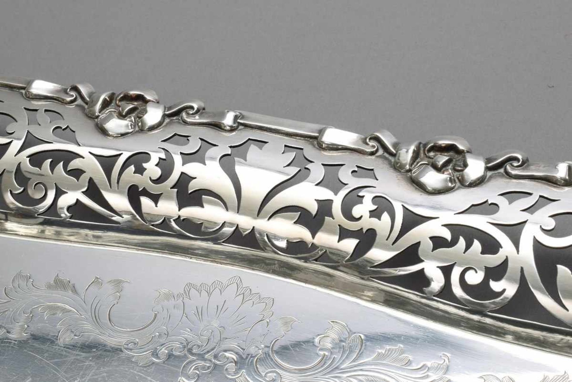 Rectangular silver plated tray with floral pierced rim and engraved rocaille decoration on the - Bild 2 aus 7