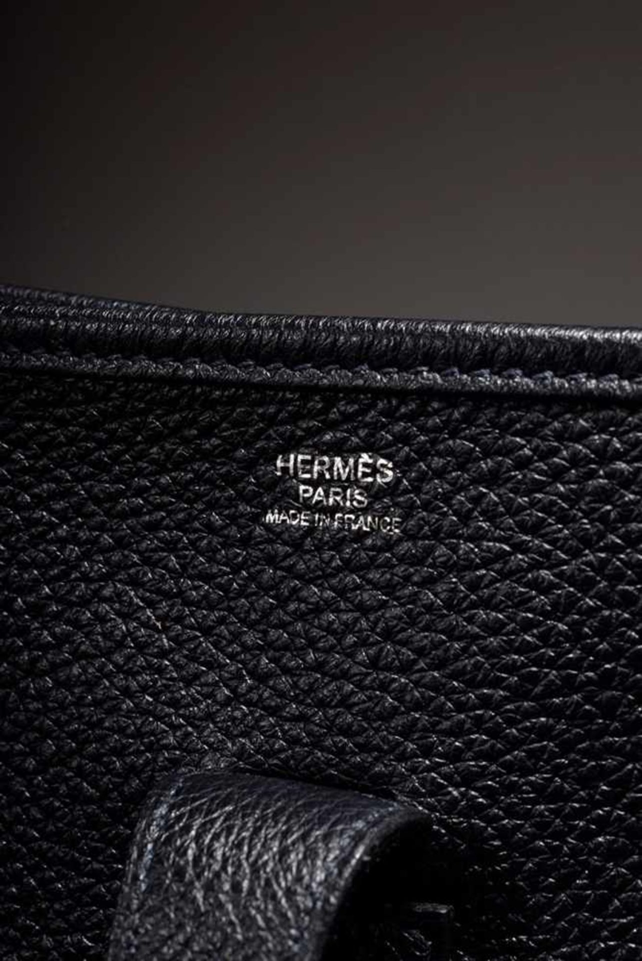 Hermès "Evelyn", 2009, dark blue calfskin, open shoulder bag with perforated "H" logo and Canvas - Bild 4 aus 5