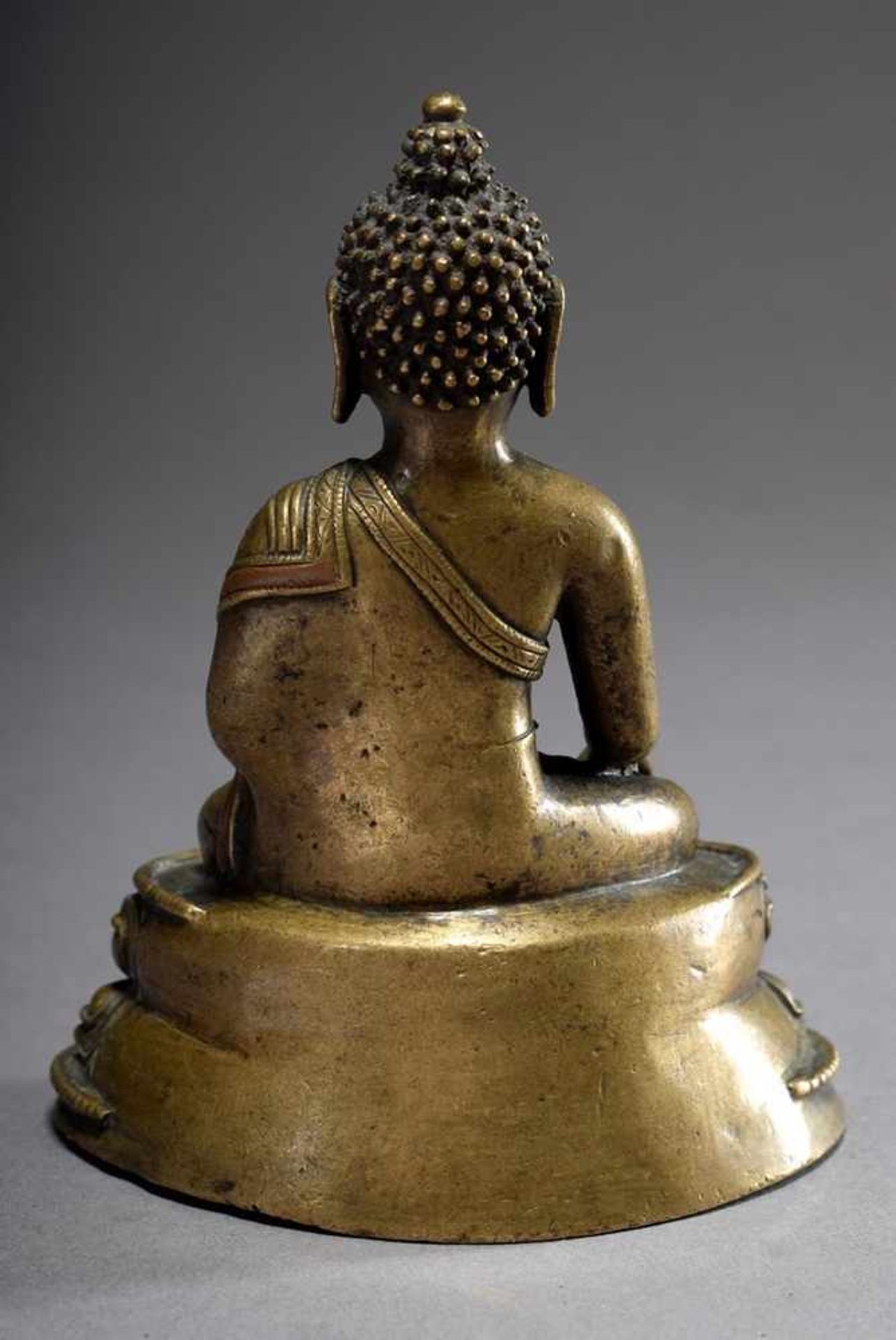 "Sitting Buddha Shakyamuni in Bhumisparsa Mudra", brass with copper inlay, Tibet around 1900, h. - Image 5 of 6