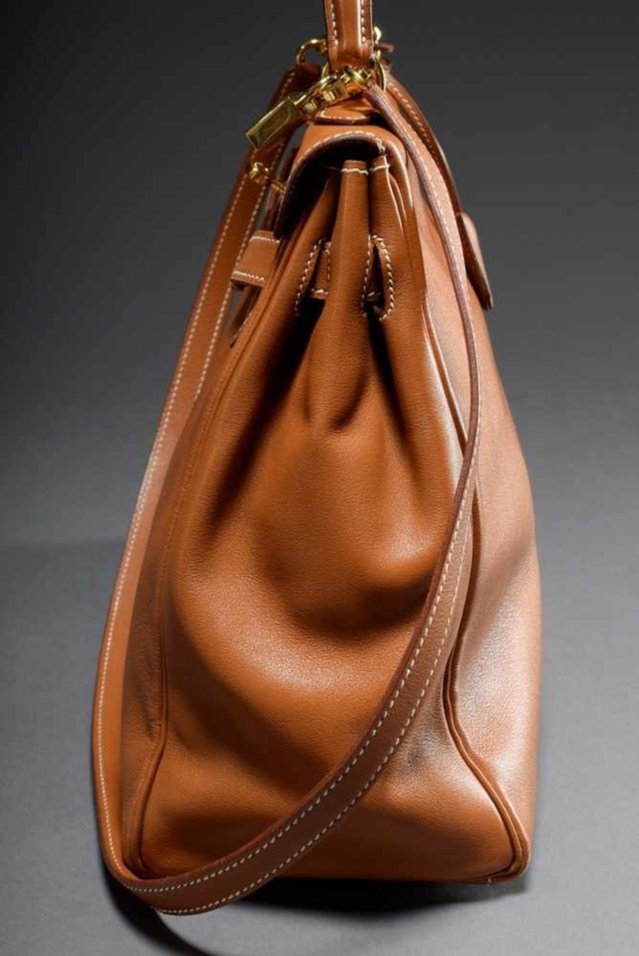 Hermès "Kelly Bag Souple 35", 1995, cognac calfskin, trapezoid body with arched carrying handle, - Bild 6 aus 10