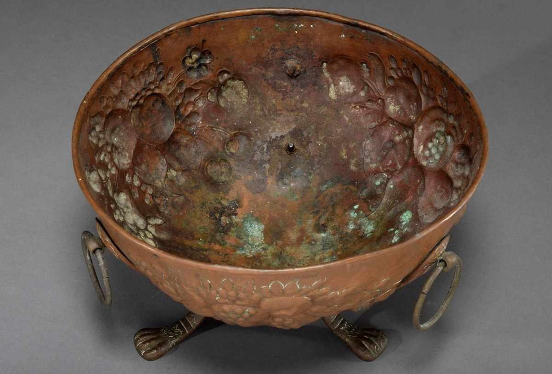 Round copper bowl on 3 feet with ring handles and chased fruit decoration, Friesland, h. 18cm, Ø - Bild 2 aus 5