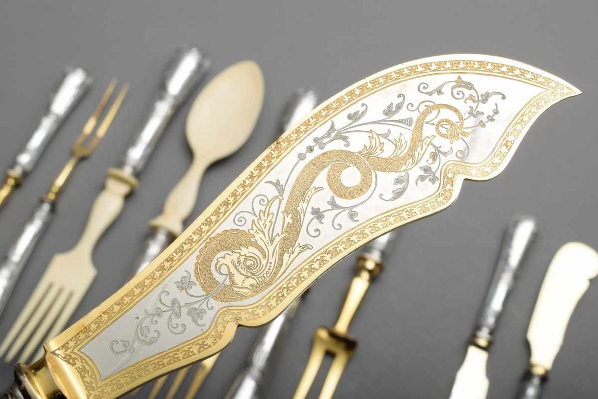10 presentation pieces with silver 800 handles "Rocaille" in relief and gold-plated steel and bone - Bild 3 aus 6