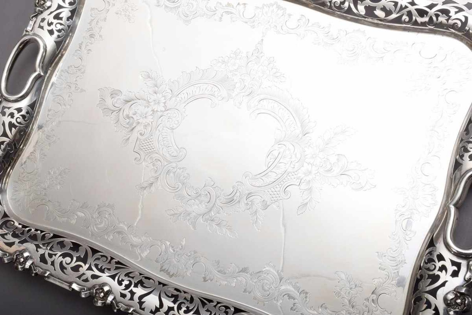 Rectangular silver plated tray with floral pierced rim and engraved rocaille decoration on the - Bild 4 aus 7