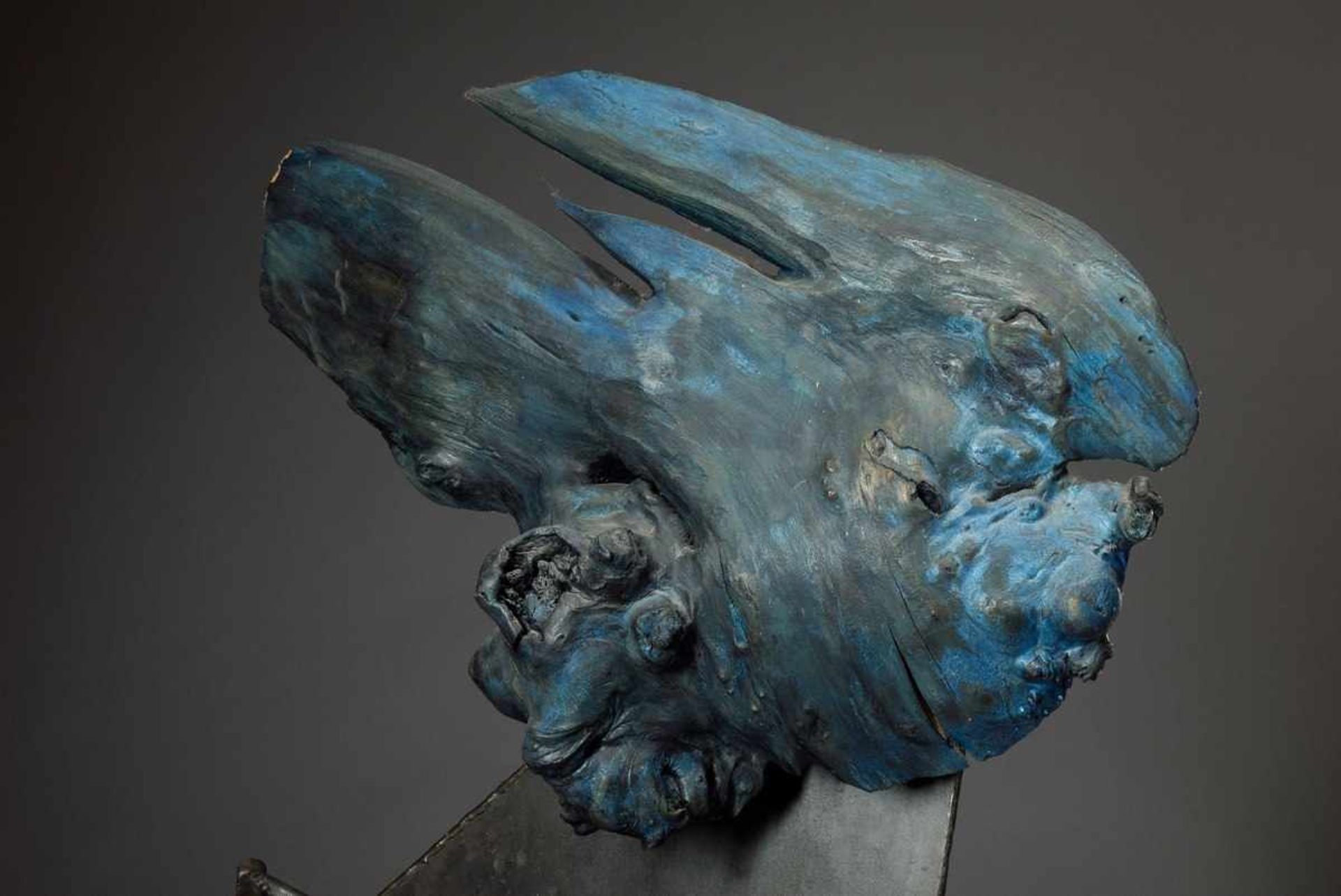 Radeloff, Thomas (*1955) "Abstract Form", blue framed wood fragment on metal table base, 132x68x36, - Bild 3 aus 5
