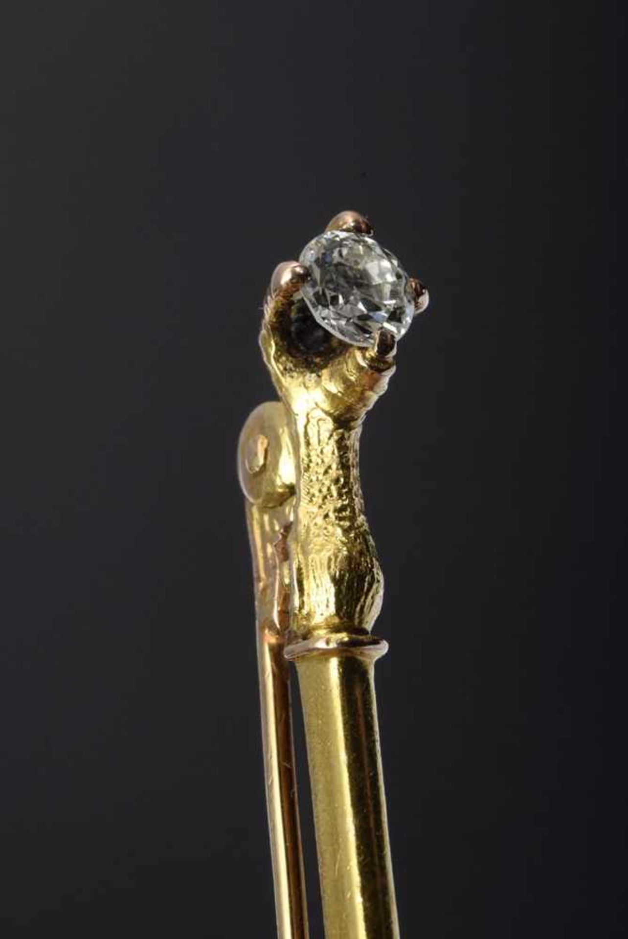 Fine GG 585 rod needle in form of a griffin claw with diamond (ca. 0.22ct/SI/W), 3,4g, l. 6,3cmFeine - Bild 4 aus 4