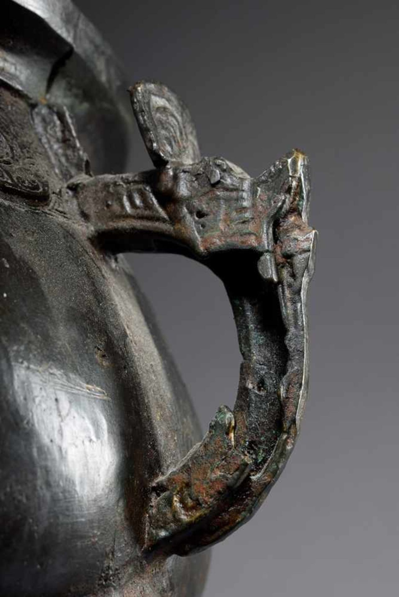 Bronze ritual vessel of the type "Ding" with archaic ornamental frieze on 3 legs, China 18th/19th - Bild 9 aus 10