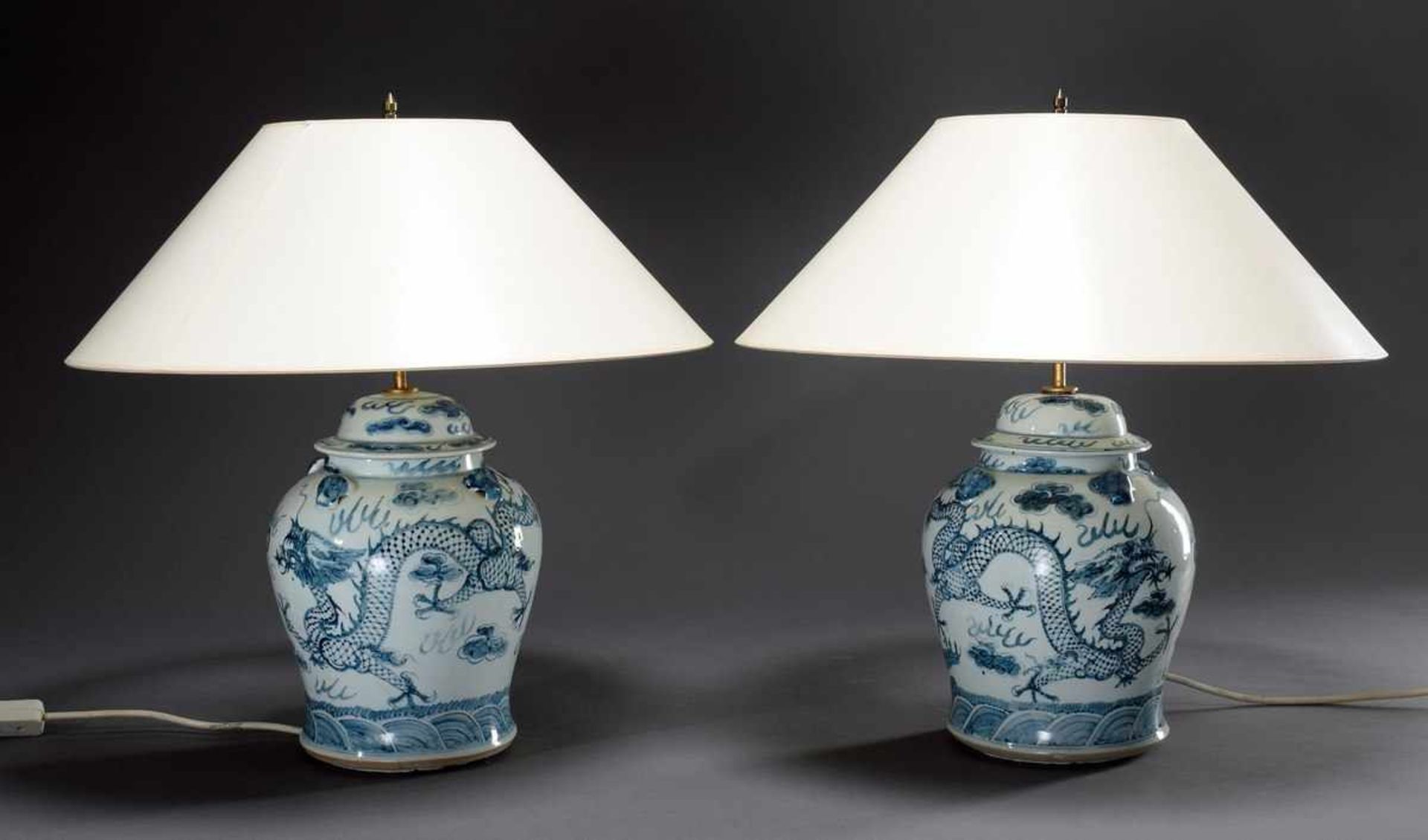 Pair of Chinese porcelain lamps with blue painting decoration "Cloud dragon with ball", h. 52cm, - Bild 2 aus 7